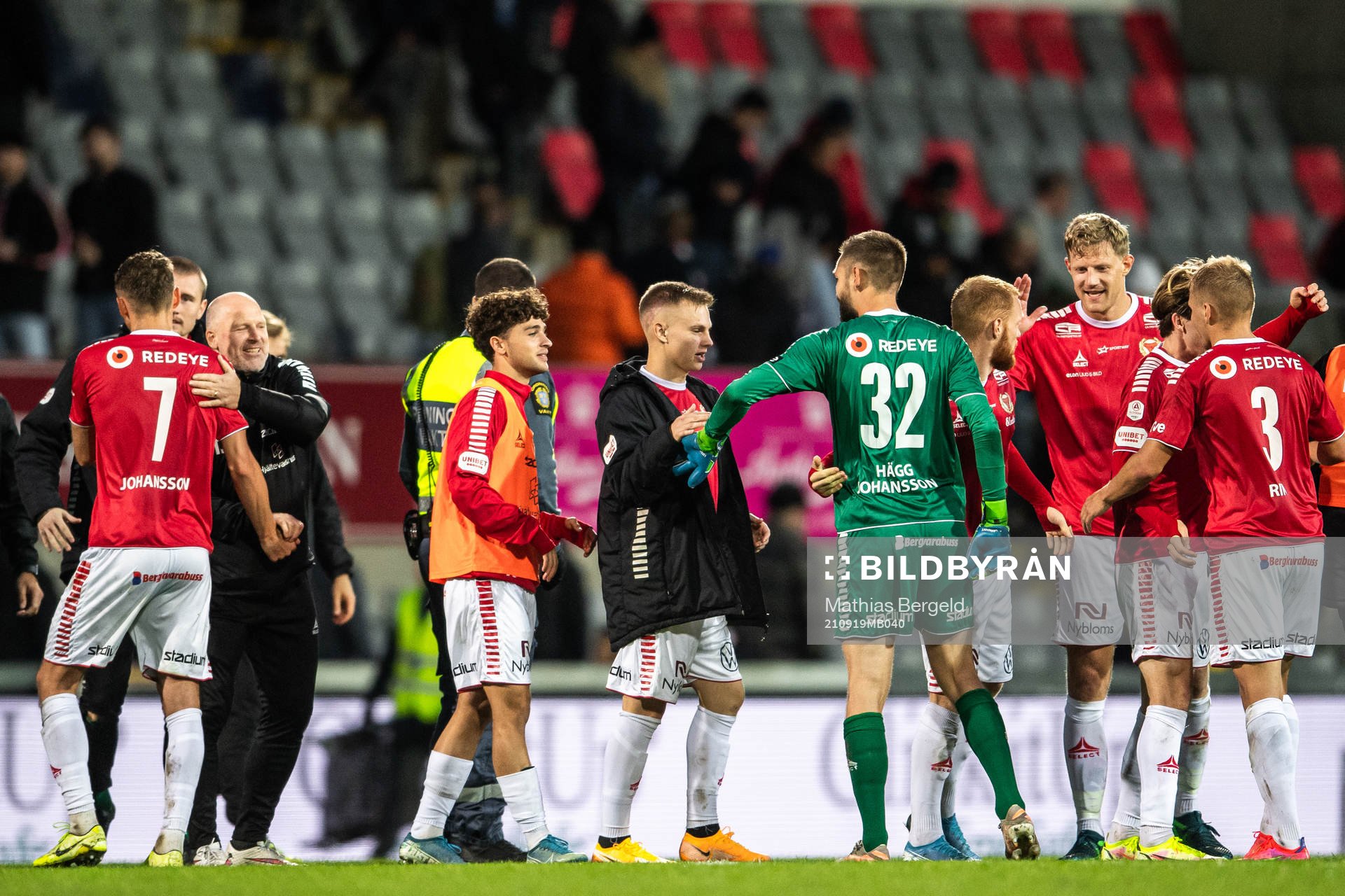 Kalmars Isak Jansson och målvakt Lucas Hägg Johansson