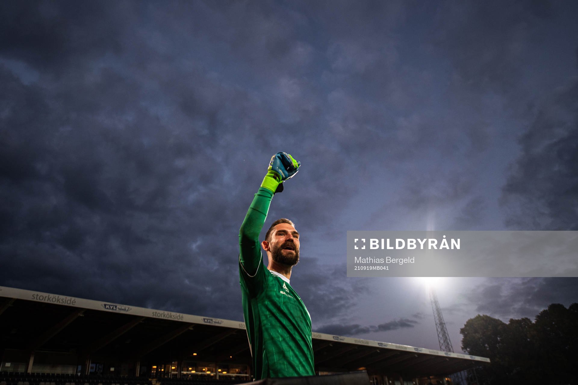 Kalmars målvakt Lucas Hägg Johansson jublar efter fotbollsmatchen i Allsvenskan mellan Halmstad och Kalmar den 19 september 2021 i Halmstad.