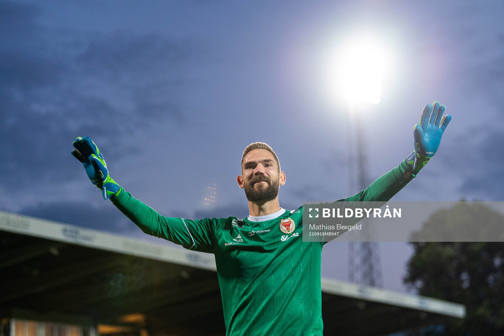 Kalmars målvakt Lucas Hägg Johansson jublar efter fotbollsmatchen i Allsvenskan mellan Halmstad och Kalmar den 19 september 2021 i Halmstad.