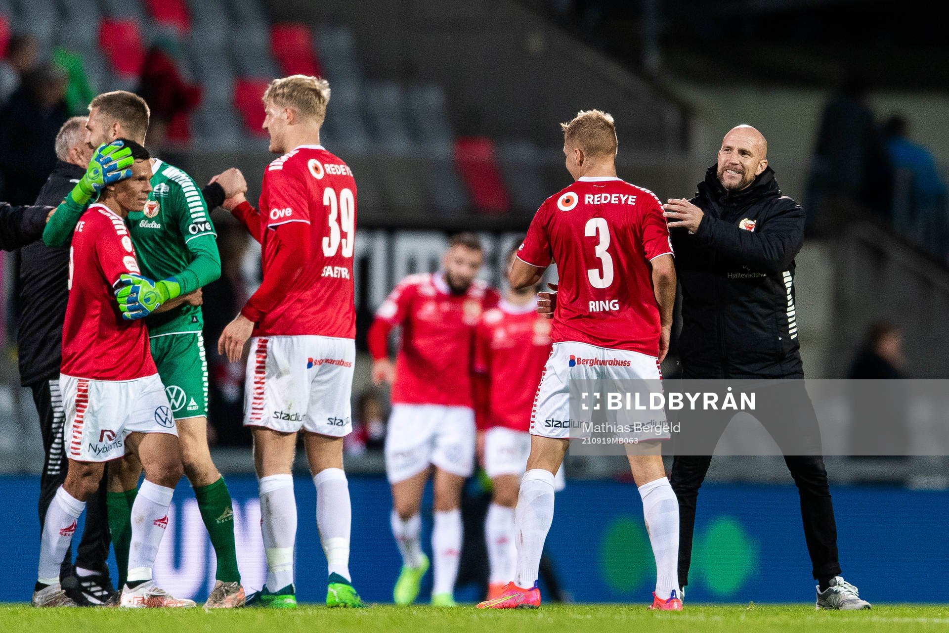 Kalmars Sebastian Ring och tränare Henrik Rydström jublar
