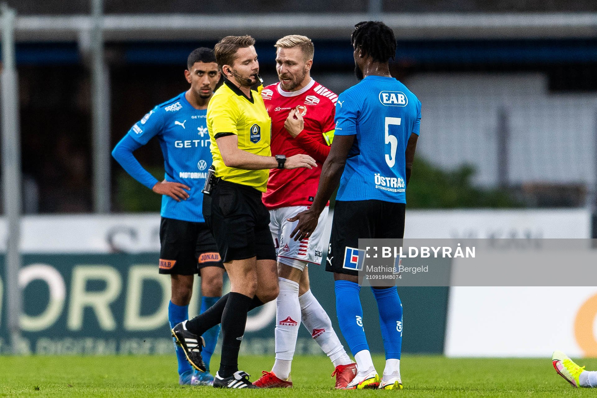 Domare Joakim Östling i diskussion med Kalmars Jonathan