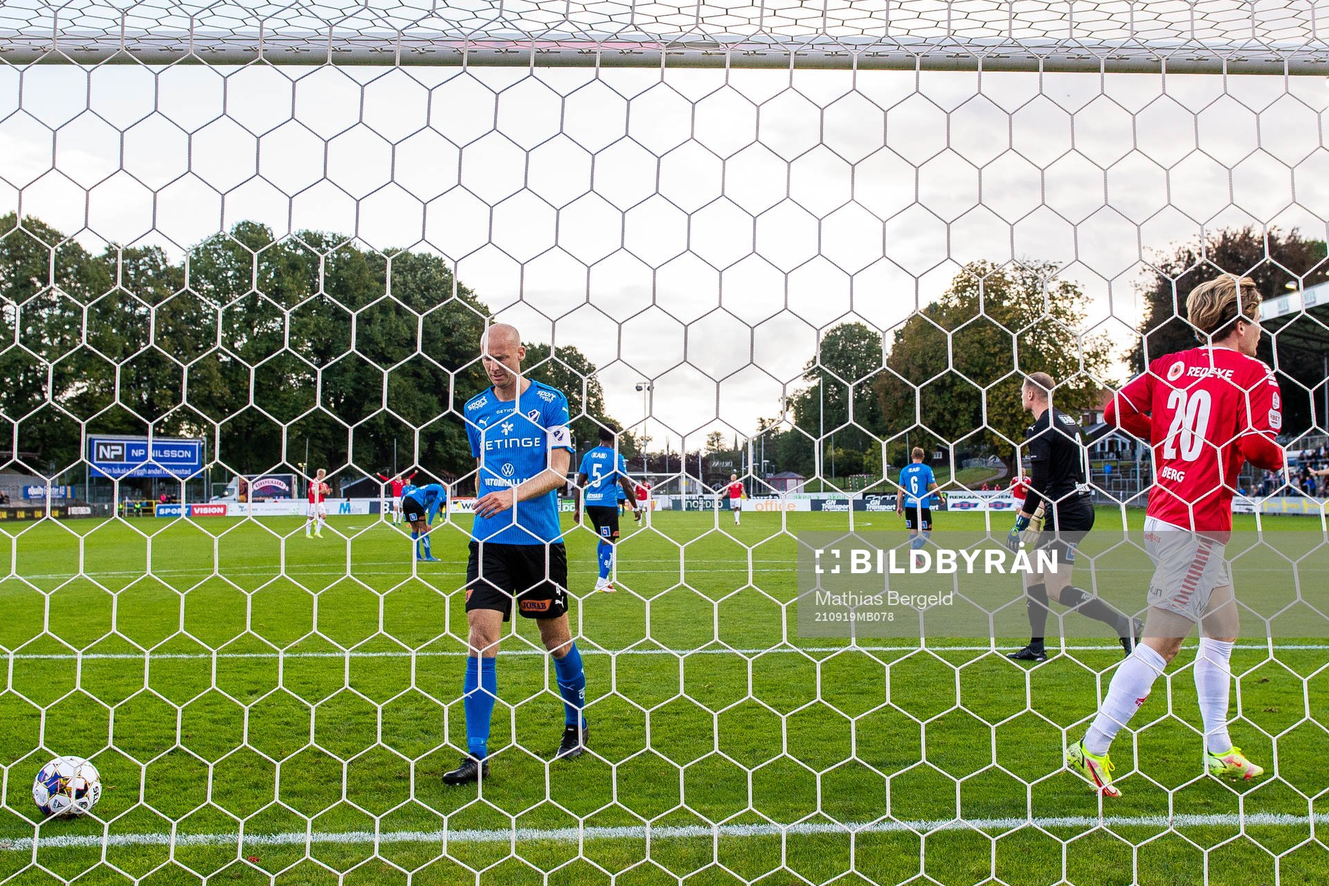 Kalmars Oliver Berg jublar medan Halmstads Andreas