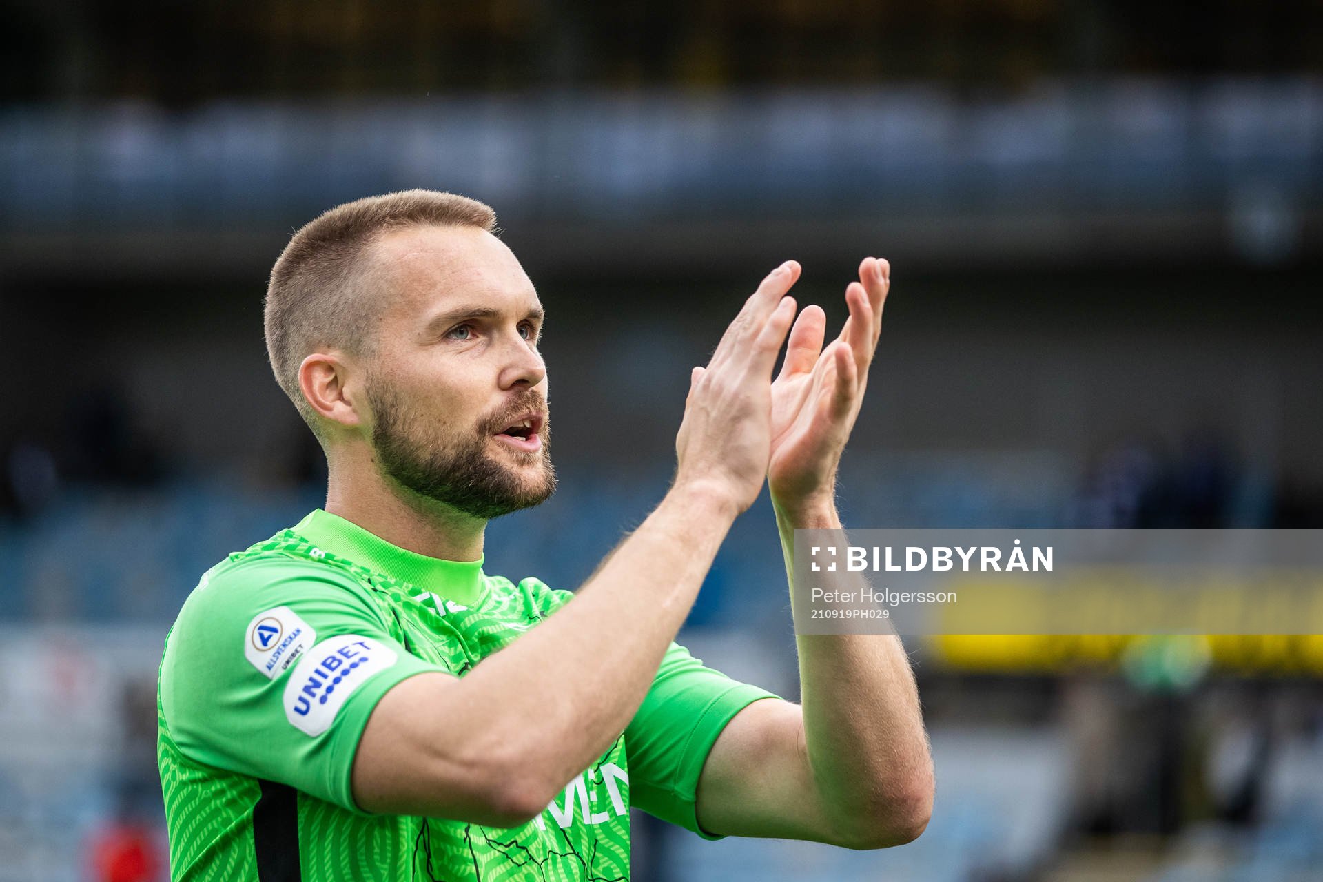 IFK Norrköpings målvakt Oscar Jansson jublar efter fotbollsmatchen i Allsvenskan mellan IFK Norrköping och Örebro den 19 september 2021 i Norrköping.