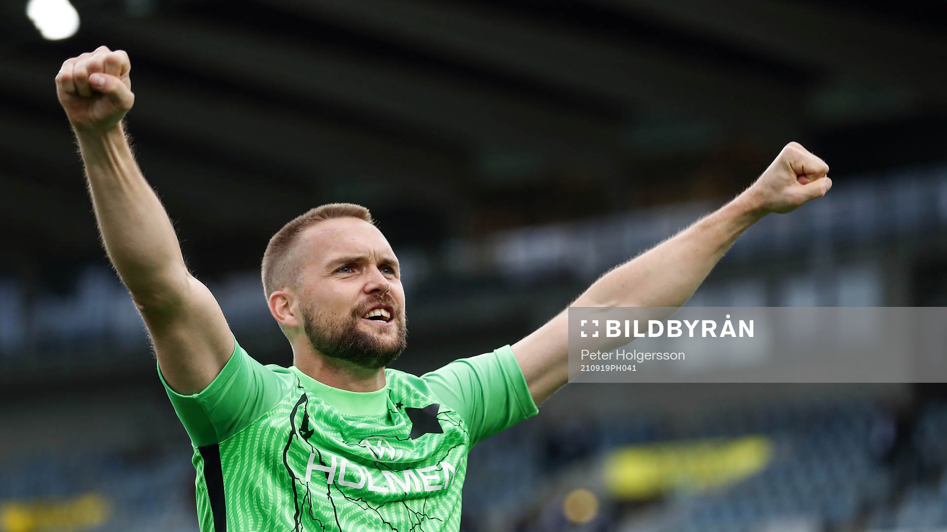IFK Norrköpings målvakt Oscar Jansson jublar under fotbollsmatchen i Allsvenskan mellan IFK Norrköping och Örebro den 19 september 2021 i Norrköping. 