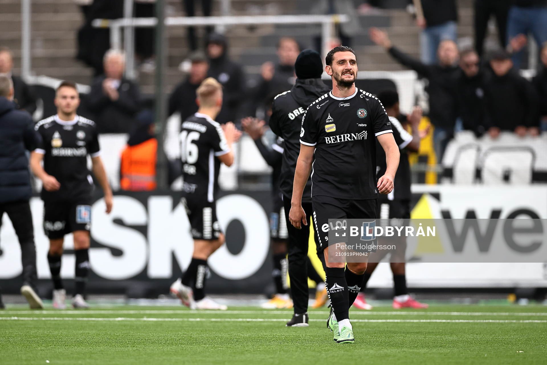 Örebros Agon Mehmeti depparunder fotbollsmatchen i