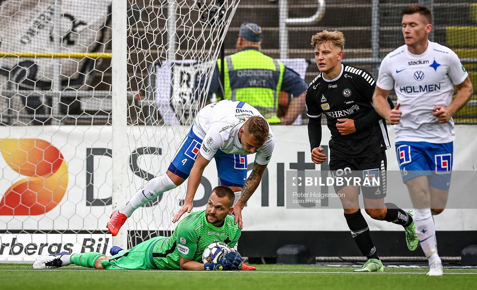 IFK Norrköpings Marco Lund Nielsen klappar målvakt Oscar
