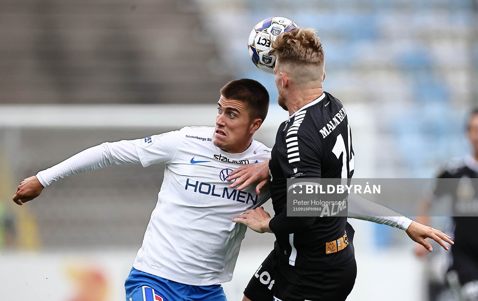 IFK Norrköpings Carl Björk nder fotbollsmatchen i