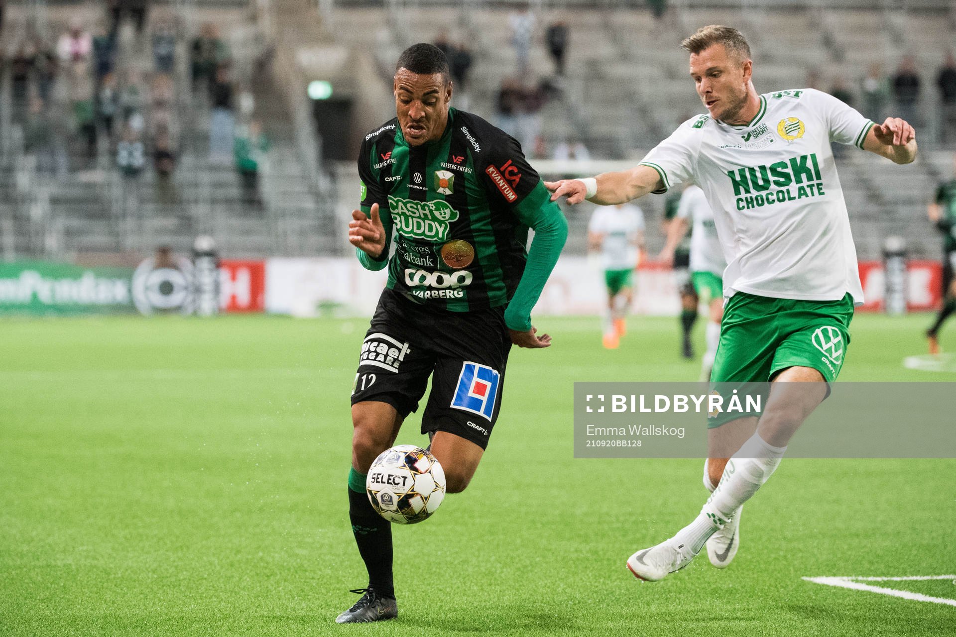 Varbergs Simon Karlsson Adjei  och Hammarbys Richard Magyar