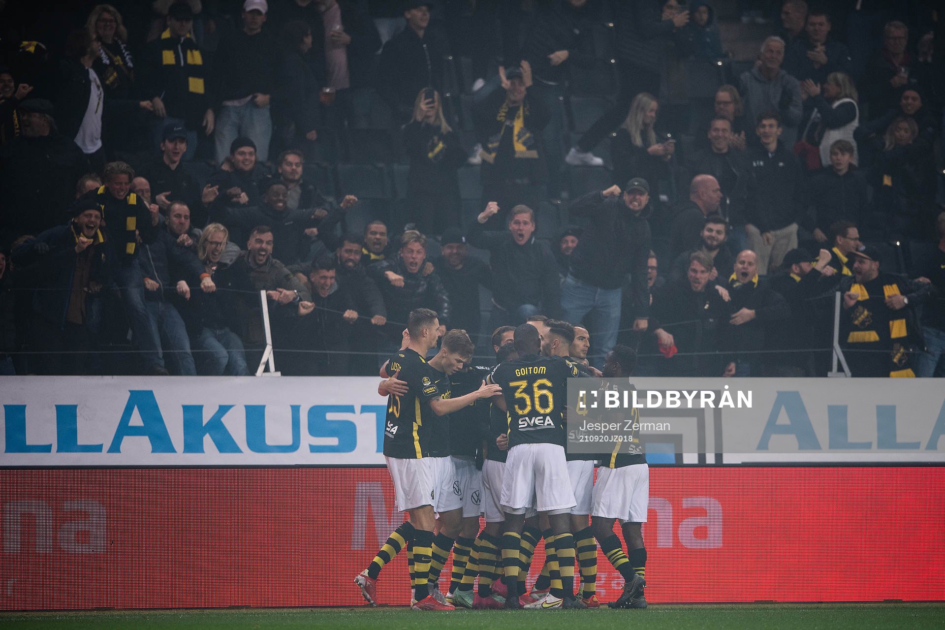 s spelare jublar med Nabil Bahoui
