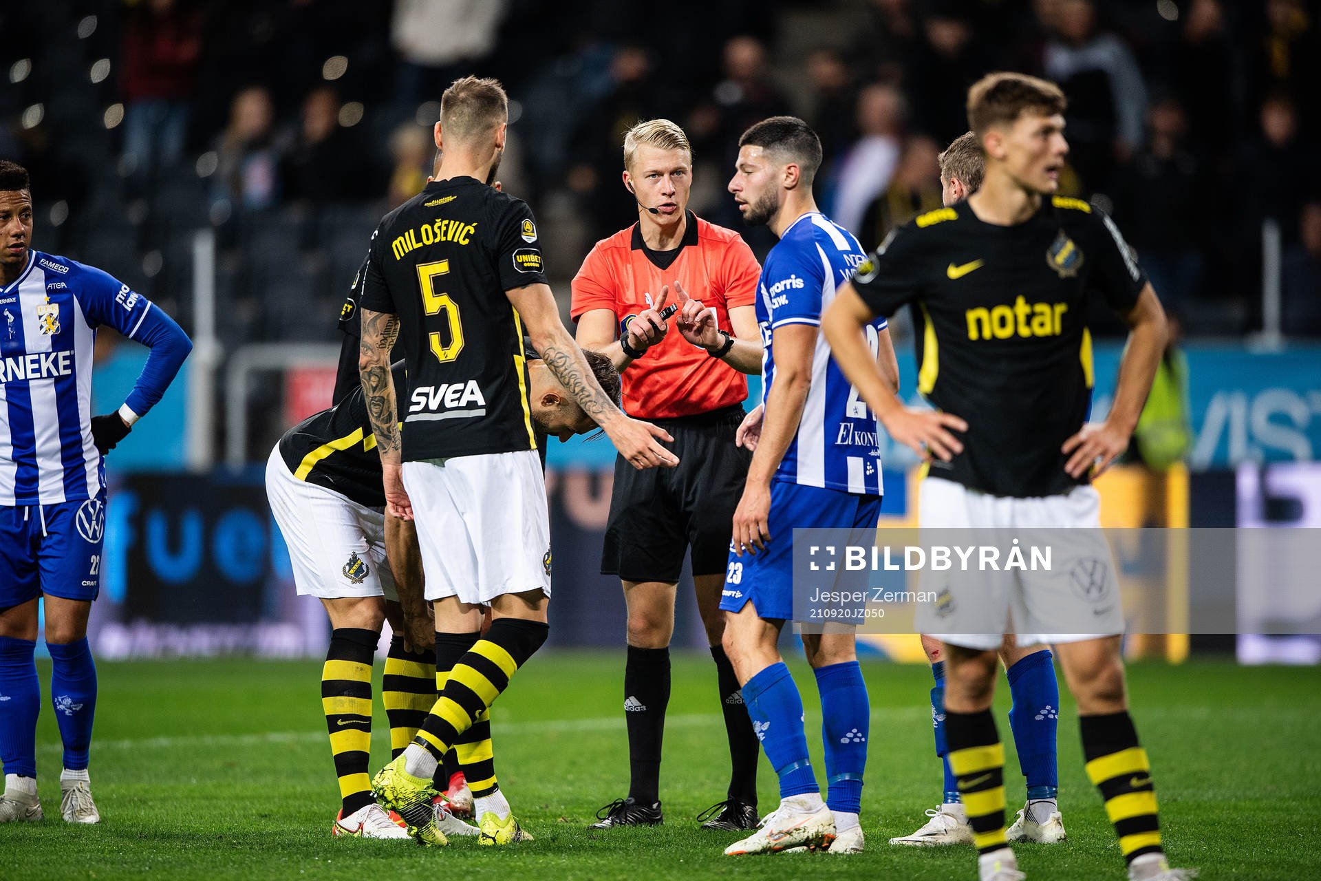 domare Adam Ladebäck i samtal med Alexander Milosevic och