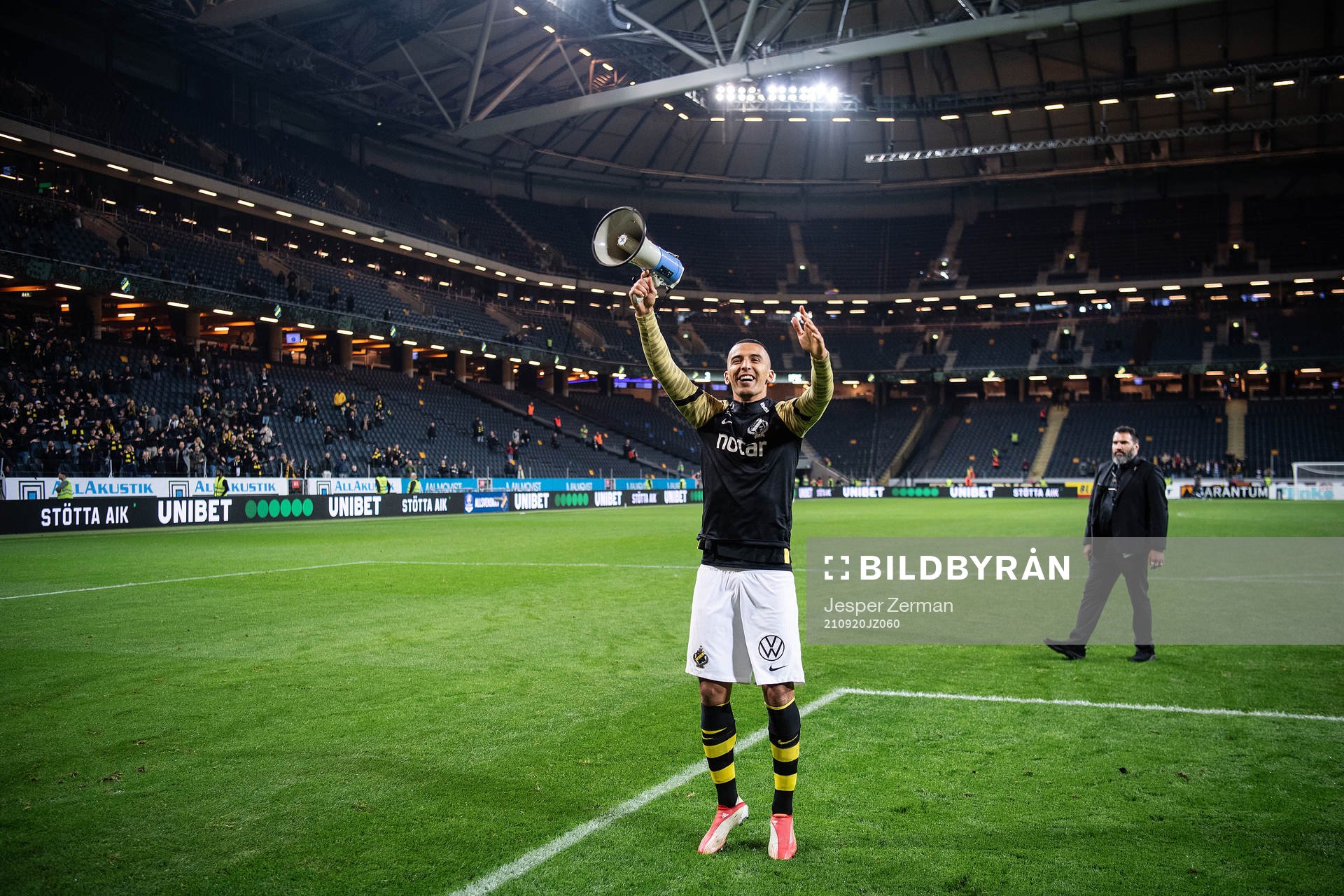 AIK:s Nabil Bahoui jublar efter fotbollsmatchen i Allsvenskan mellan AIK och IFK Göteborg den 20 september 2021 i Stockholm. 