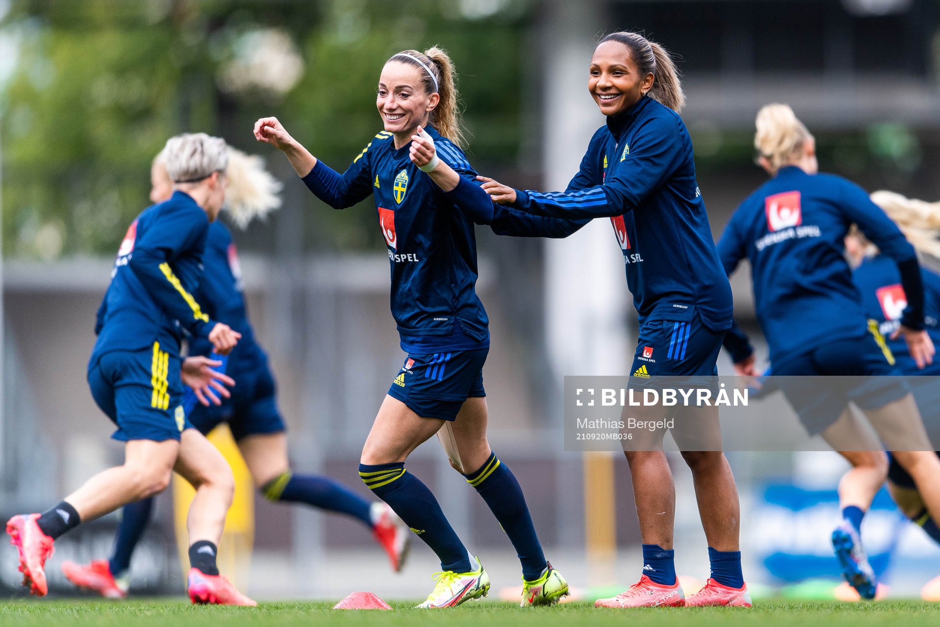 Kosovare Asllani and Madelen Janogy