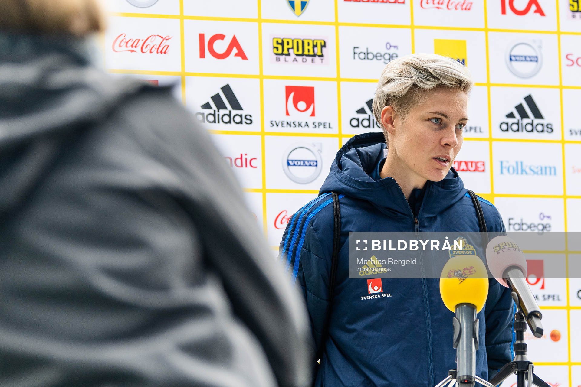 Lina Hurtig is interviewed