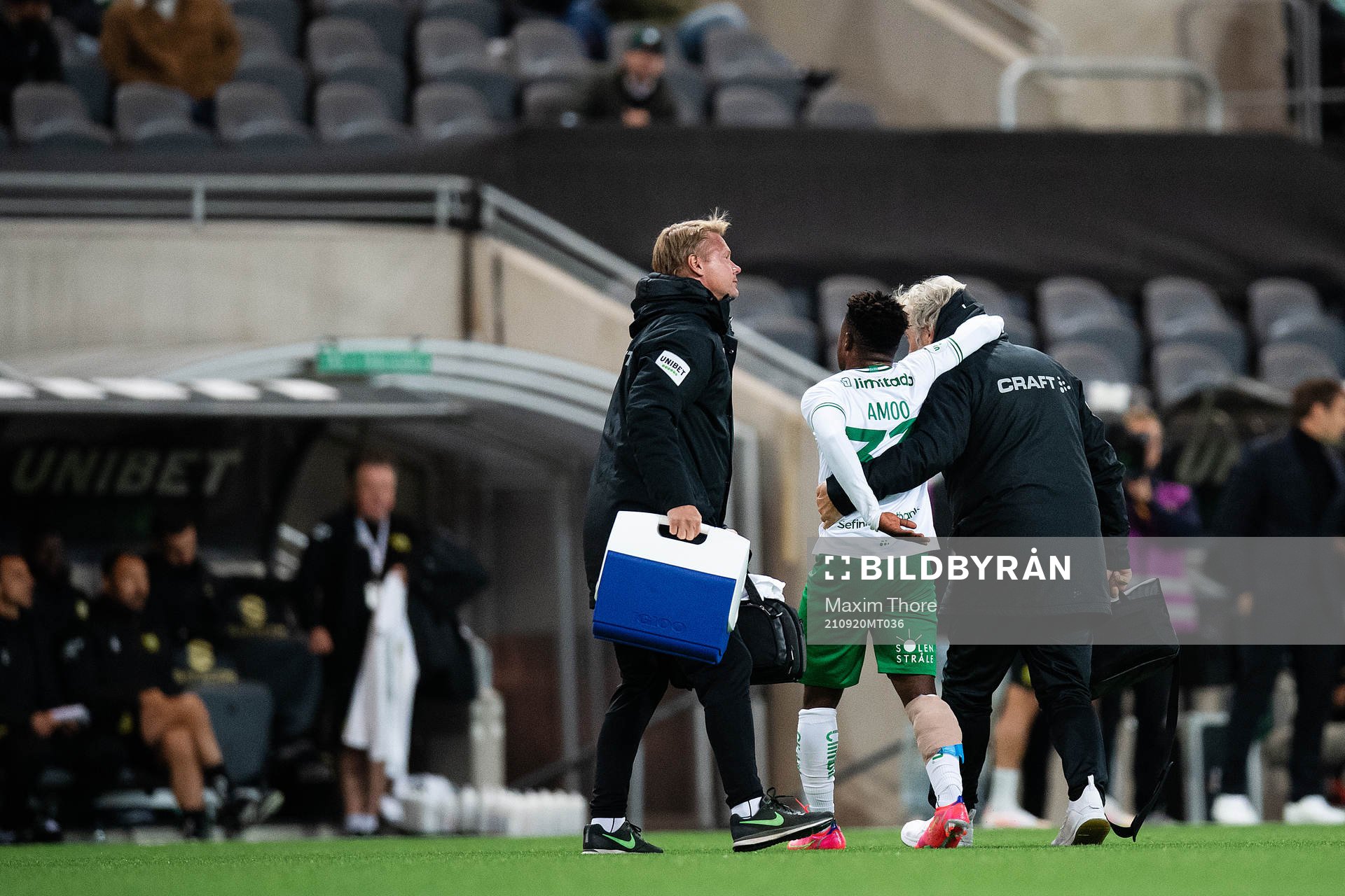 Hammarbys Akinkunmi Amoo lämnar planen skadad