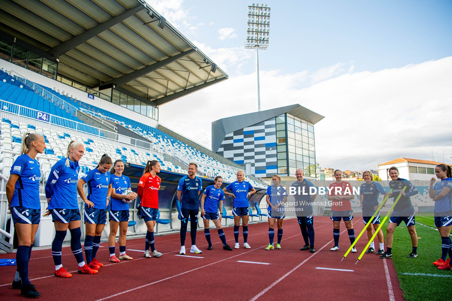 Martin Sjögren, head coach, gathers the players of the Norwegian women's national football team during a training session on September 20, 2021 in Pristina.