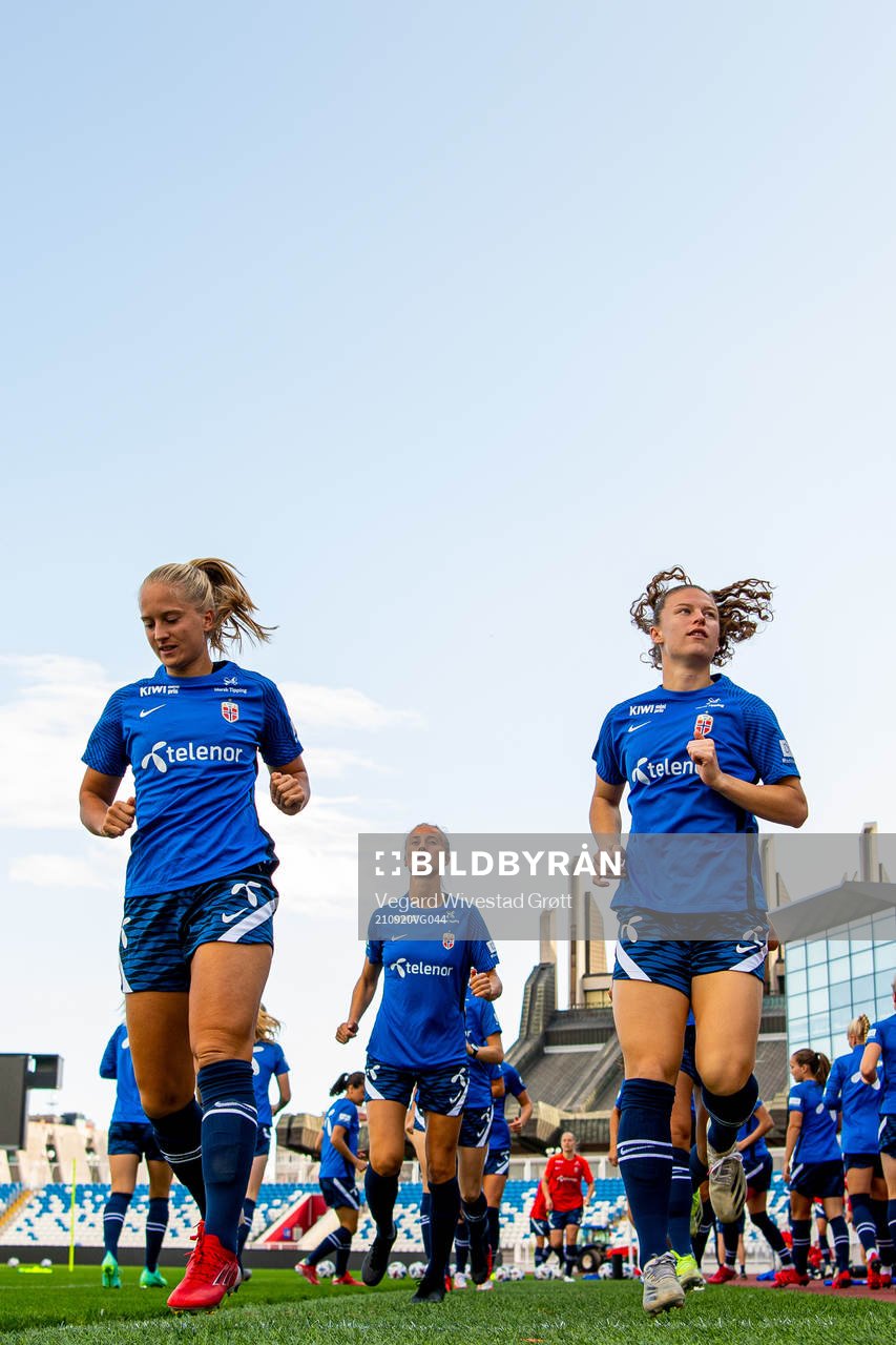 Amalie Vevle Eikeland and Synne Skinnes Hansen of the