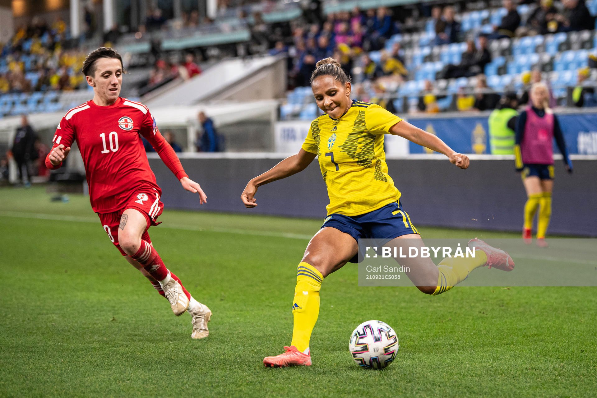 Teona Bakradze of Georgia and Madelen Janogy of Sweden
