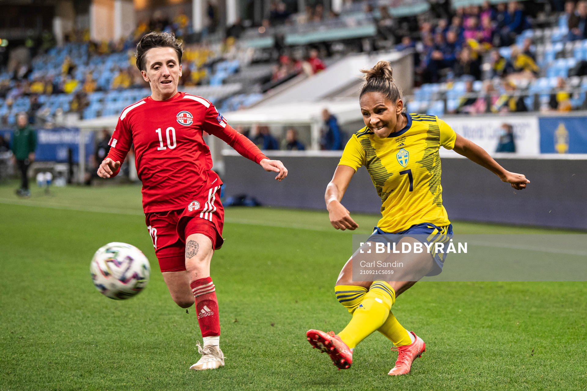 Teona Bakradze of Georgia and Madelen Janogy of Sweden