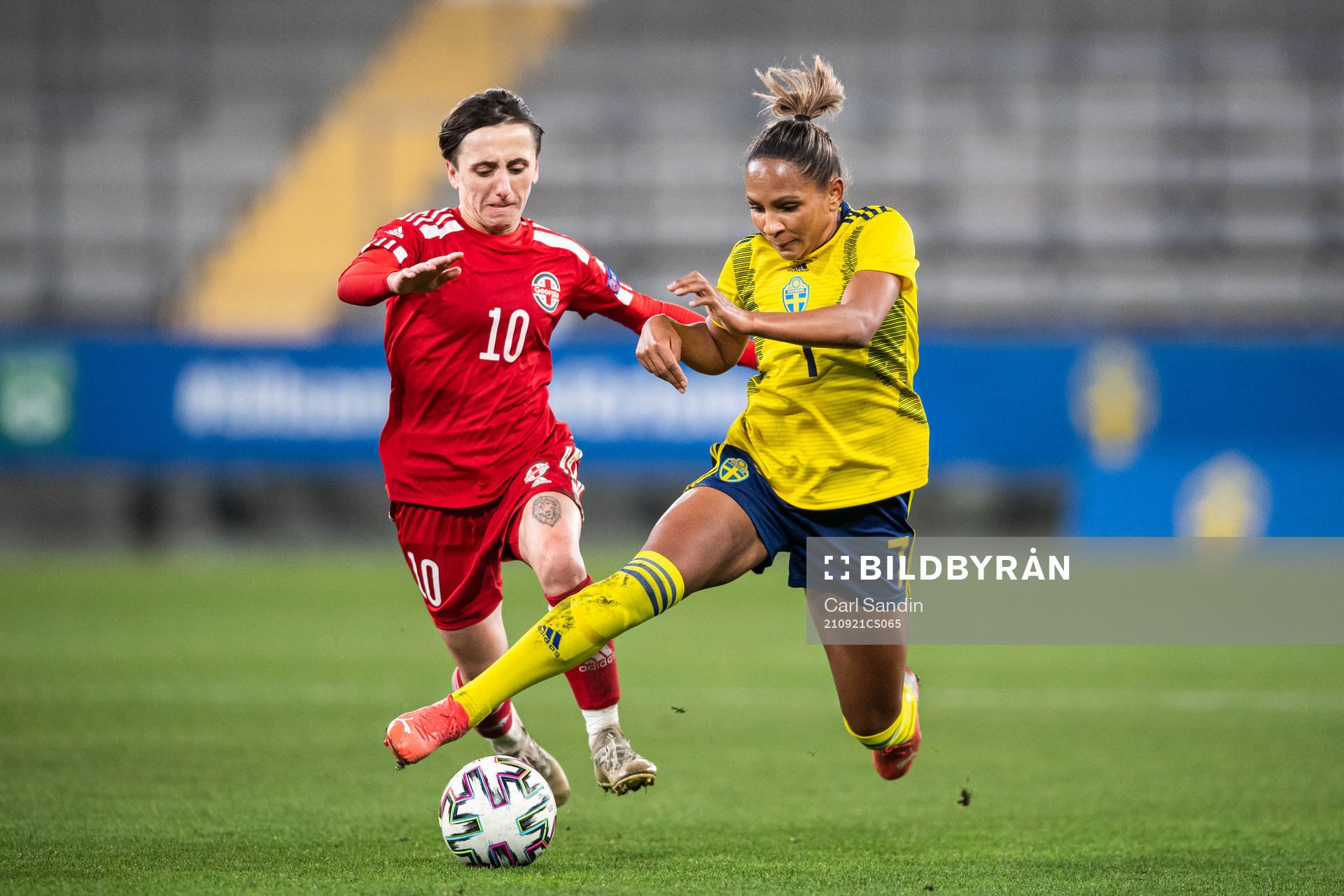 Teona Bakradze of Georgia and Madelen Janogy of Sweden