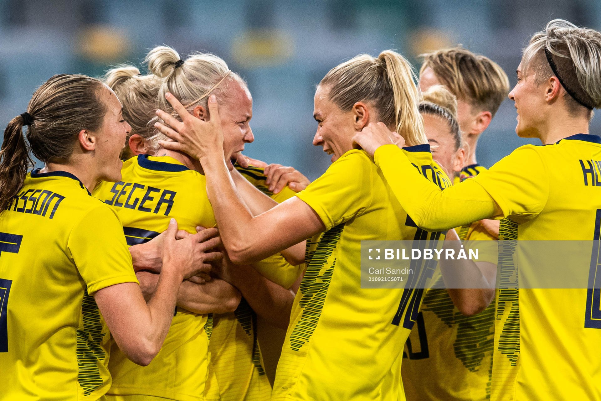 Caroline Seger celebrate with Magdalena Eriksson, Fridolina