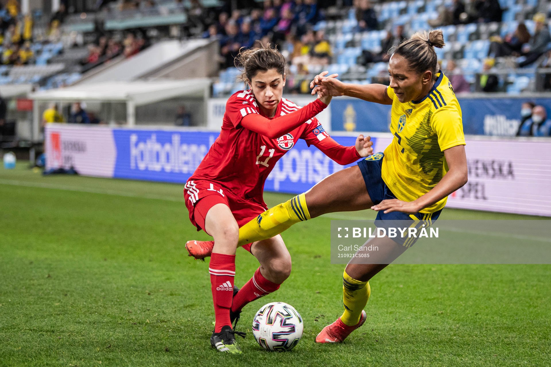 Eter Sulashvili of Georgia and Madelen Janogy of Sweden