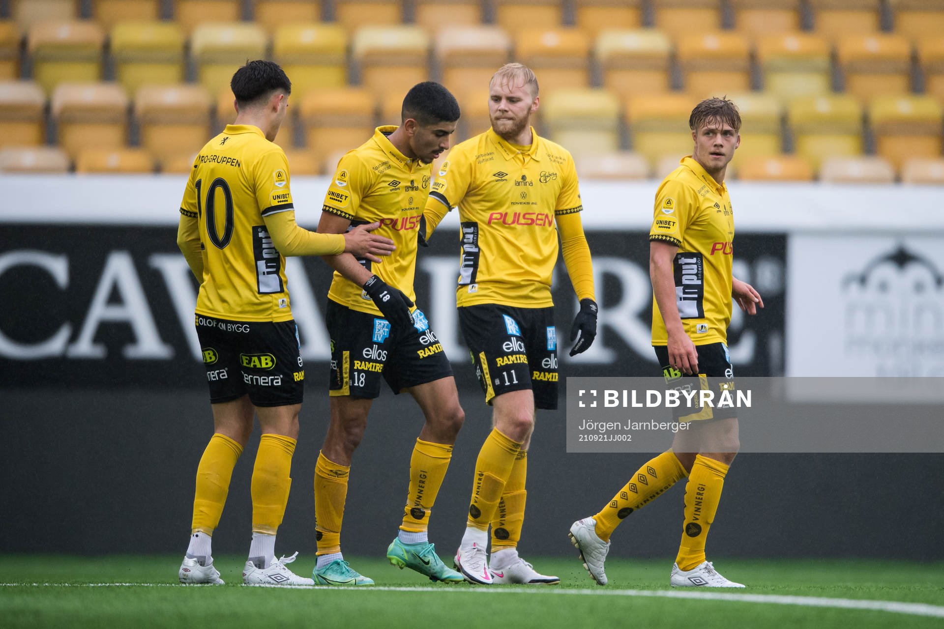Elfsborgs Sveinn Aron Gudjohnsen jublar med Besfort Zeneli,