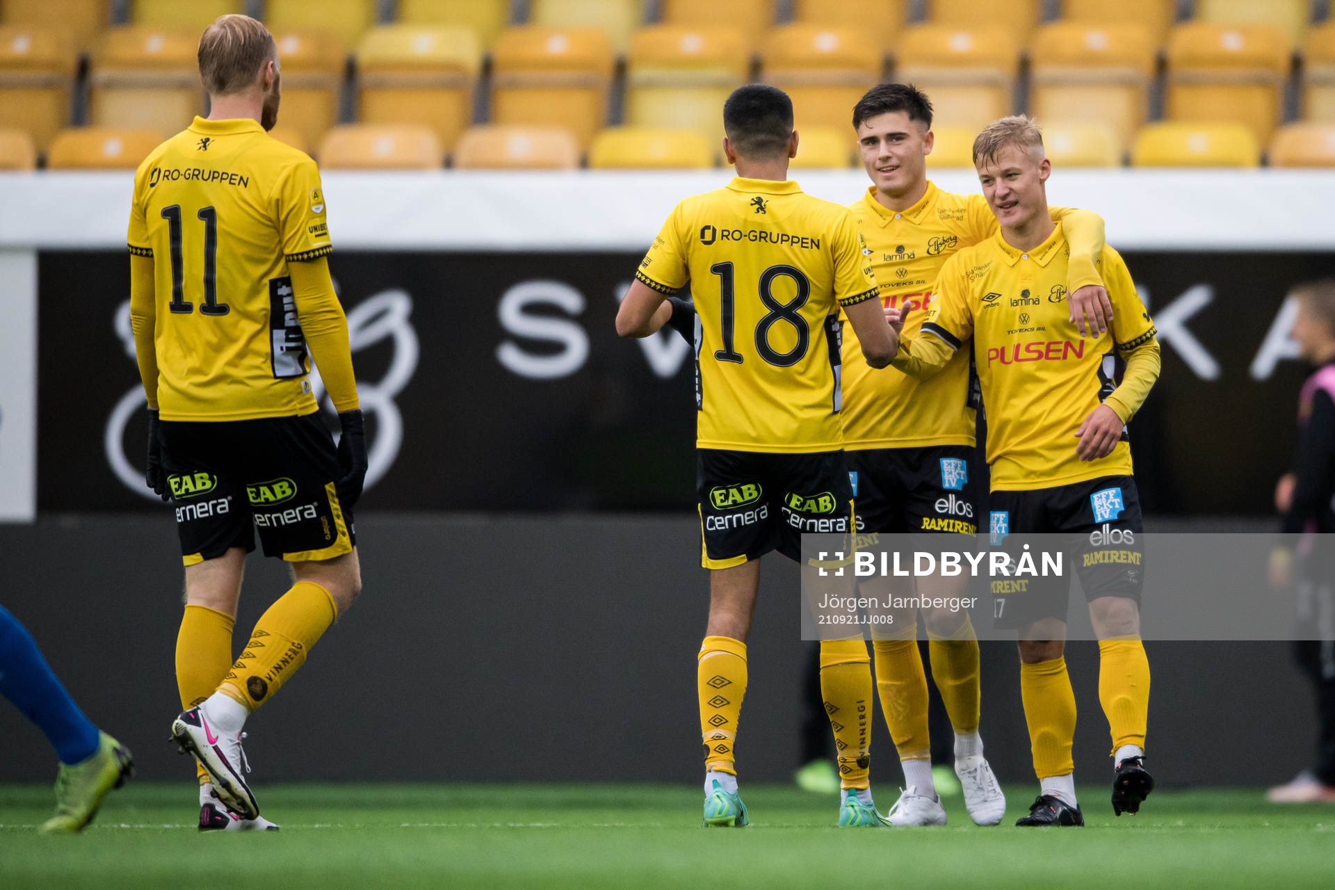Elfsborgs Otto Valentin gratuleras av lagkamraterna efter 3-1 under fotbollsmatchen i U21 Allsvenskan mellan Elfsborg och Norrby den 21 september 2021 i Borås.