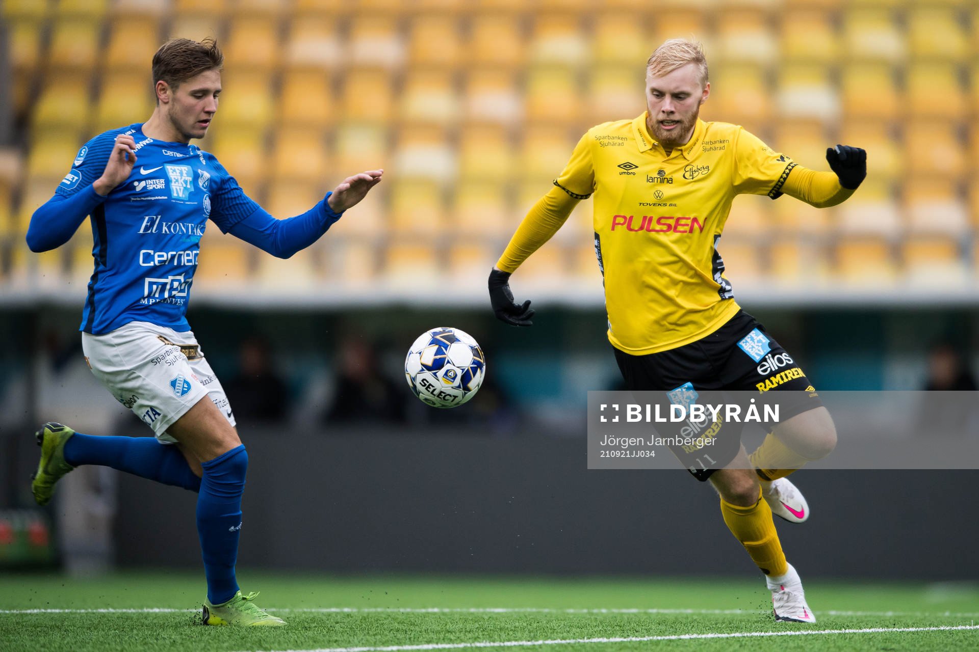Elfsborgs Sveinn Aron Gudjohnsen och Norrbys Felix Wahle