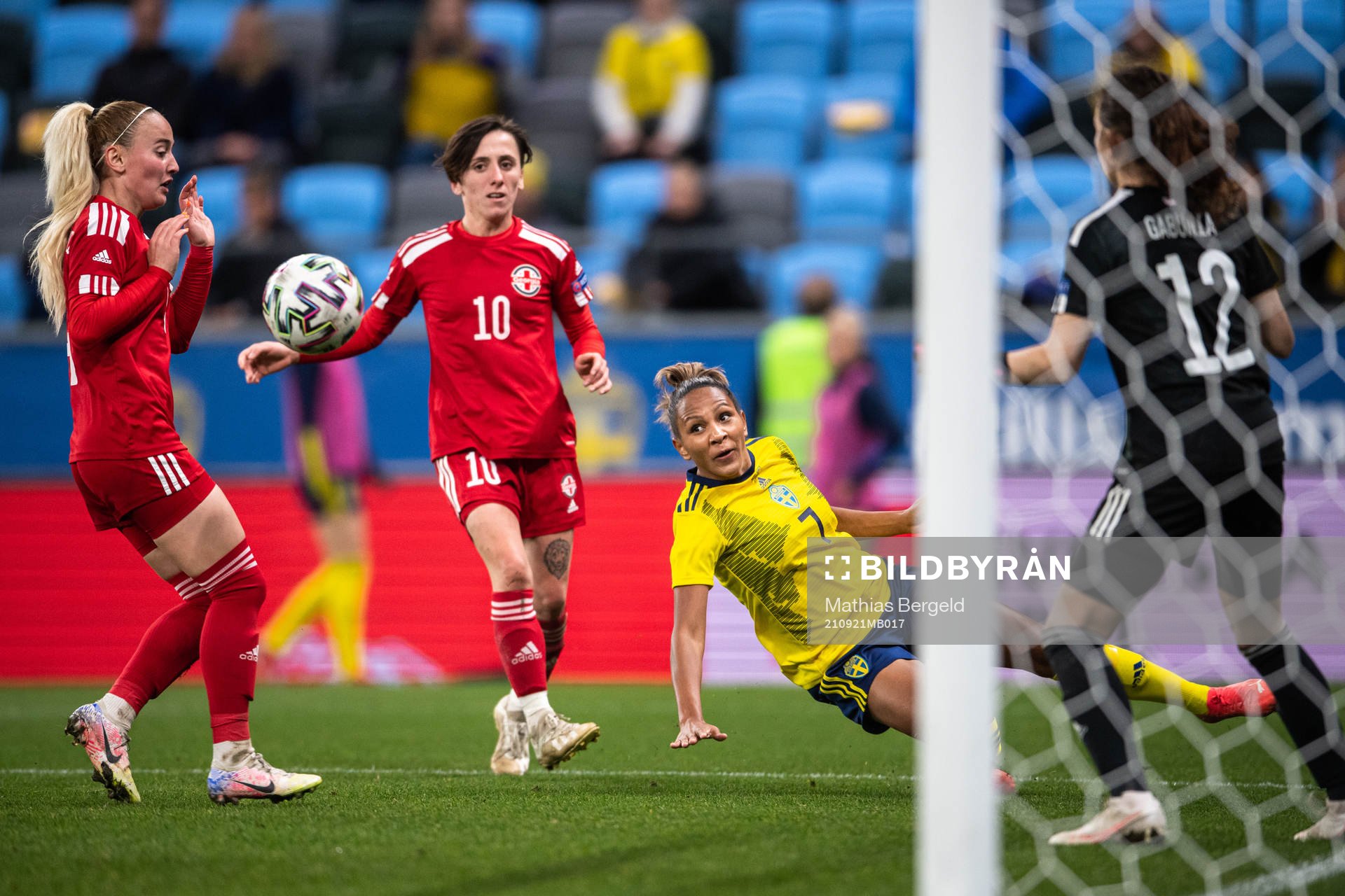 Teona Bakradze of Georgia and Madelen Janogy of Sweden
