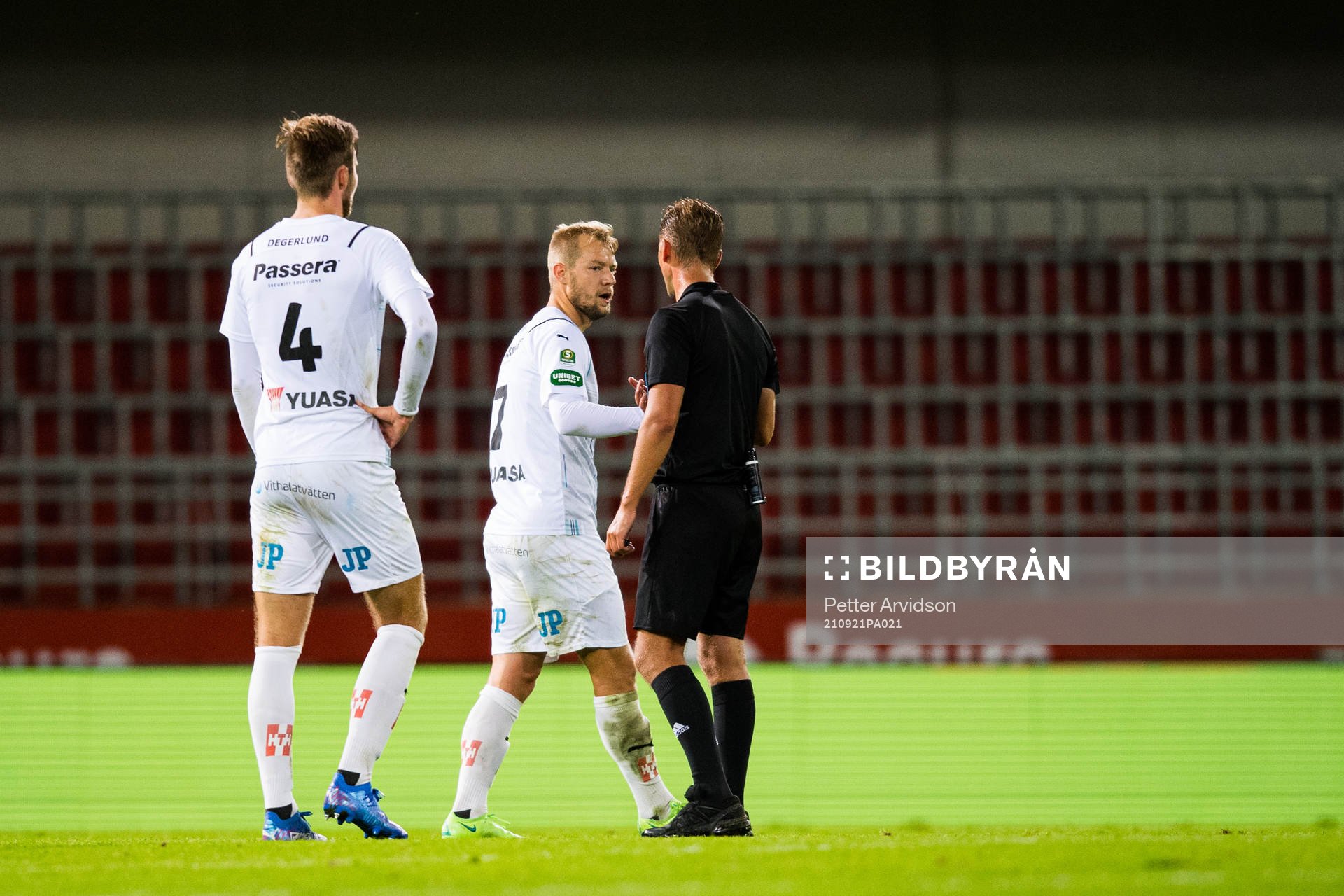 Jönköpings Sebastian Crona i samtal med domare Fredrik