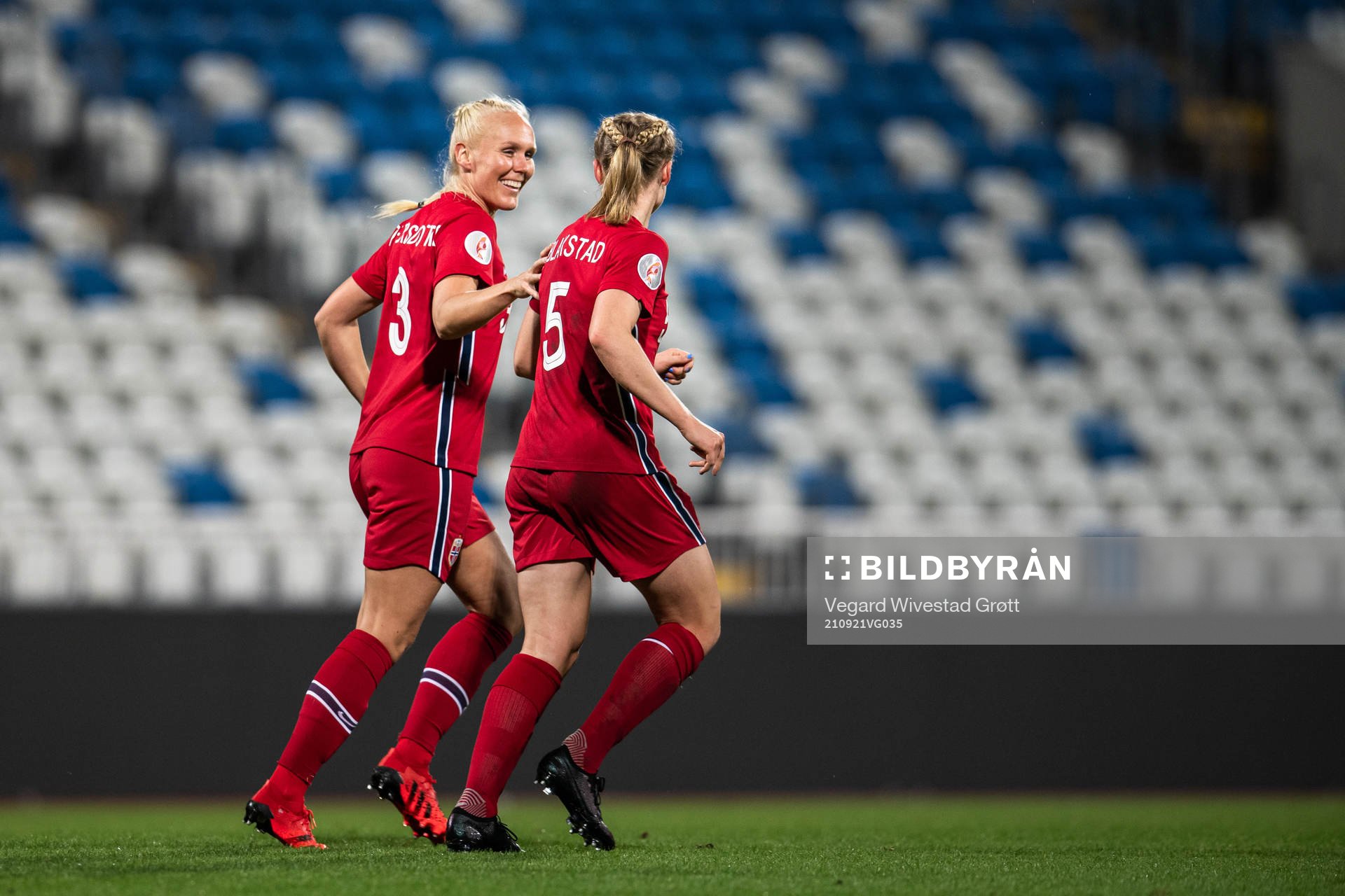 Julie Blakstad celebrate with Maria Thorisdottir of Norway