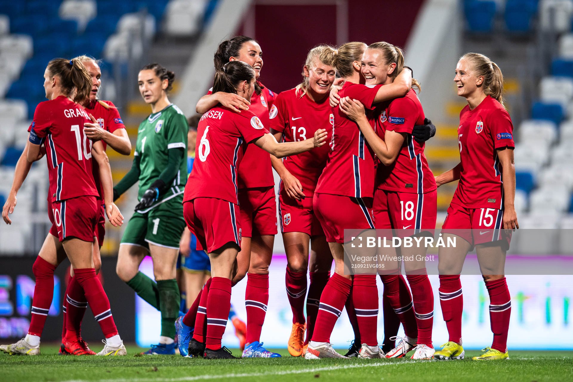 Lisa-Marie Karlseng Utland celebrate with Frida Maanum of