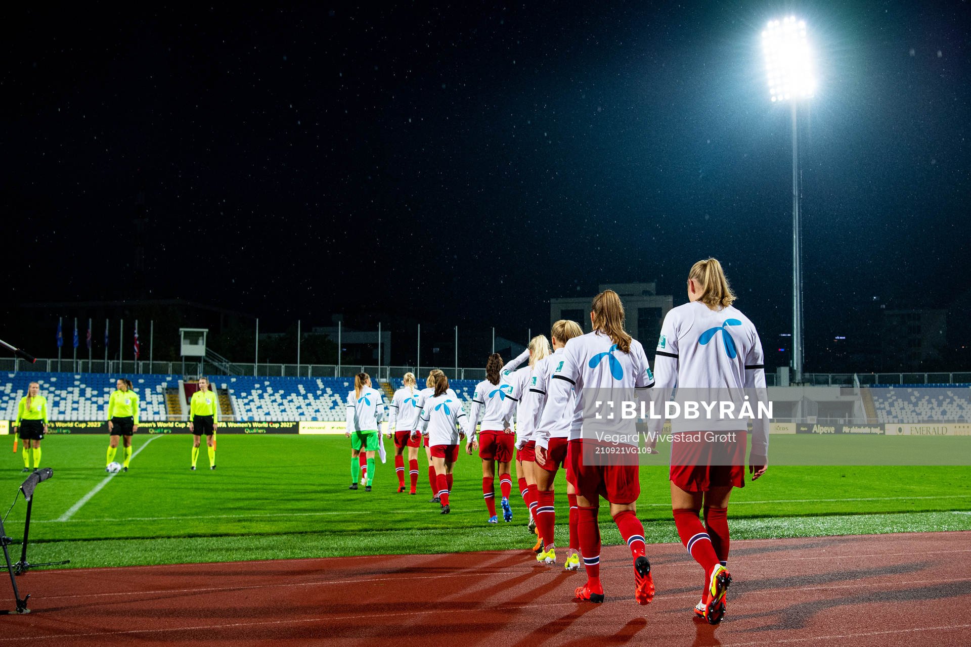 Frida Maanum and players of Norway enter the pitch ahead of the FIFA Women's World Cup Qualifier football match between Kosovo and Norway on September 21, 2021 in Pristina.