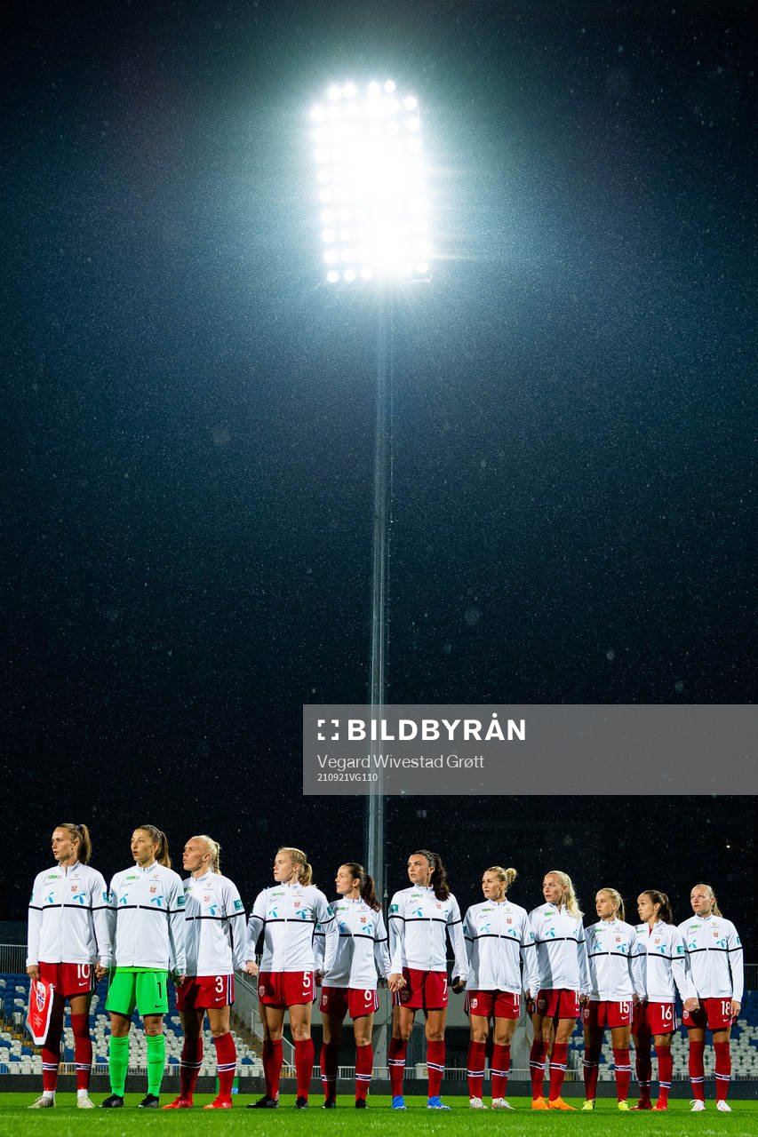 Caroline Graham Hansen, goalkeeper Cecilie Fiskerstrand,