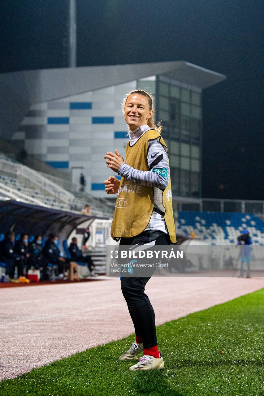 Synne Skinnes Hansen of Norway warms up