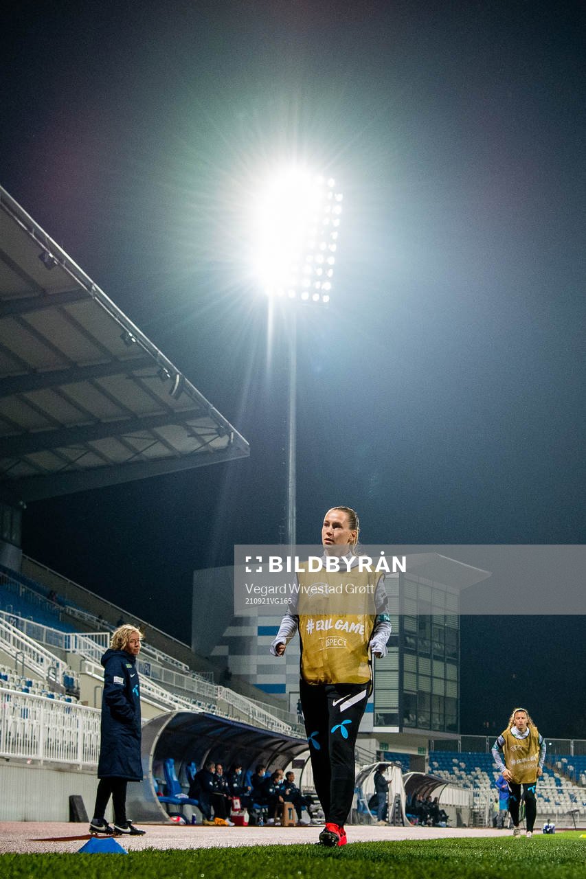 Elisabeth Terland of Norway warms up