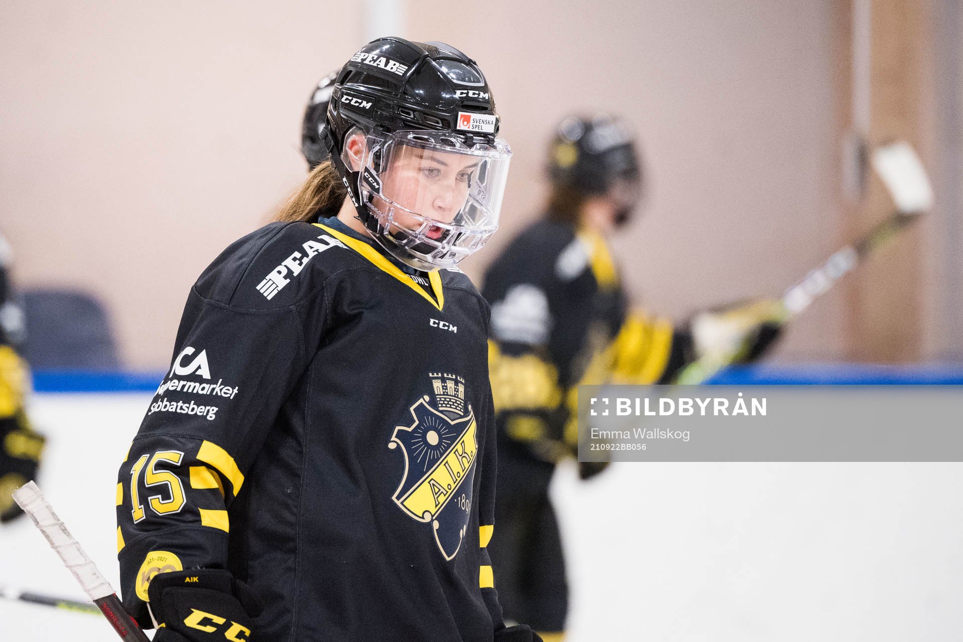 s Lindsey Donovan innan ishockeymatchen i SDHL mellan AIK