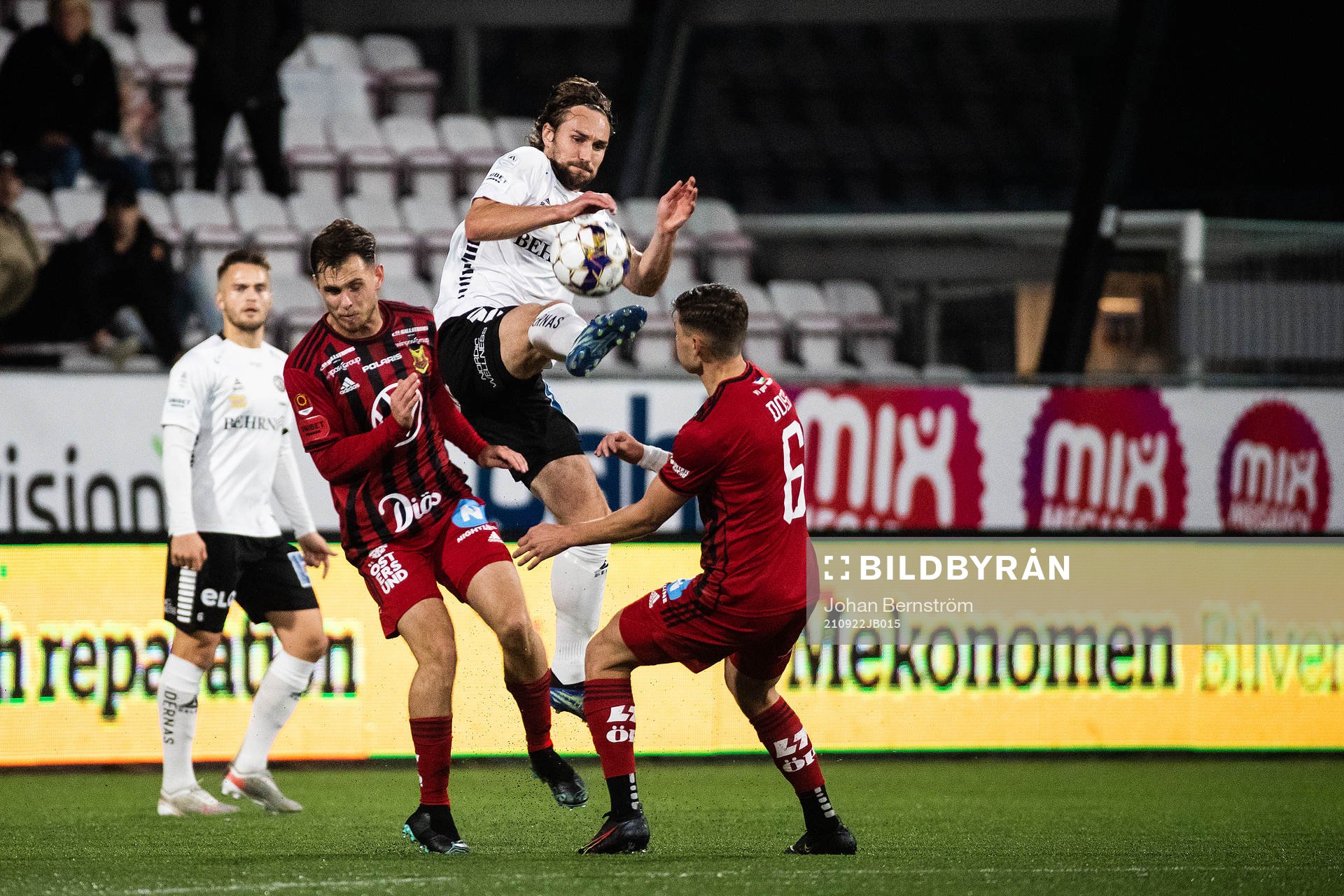 Örebros Kevin Walker och Östersunds Nikolas Dosis