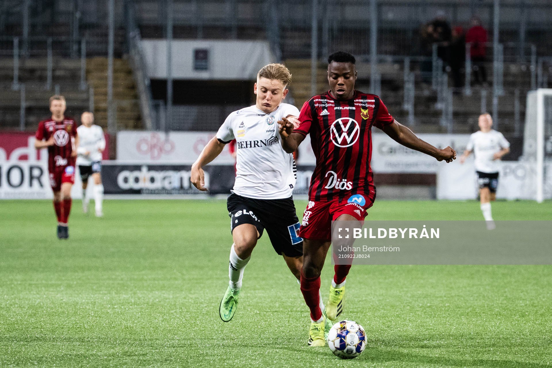Örebros Dennis Collander och Östersunds Patrick Kpozo under fotbollsmatchen i Allsvenskan mellan Örebro och Östersund den 22 september 2021 i Örebro. 