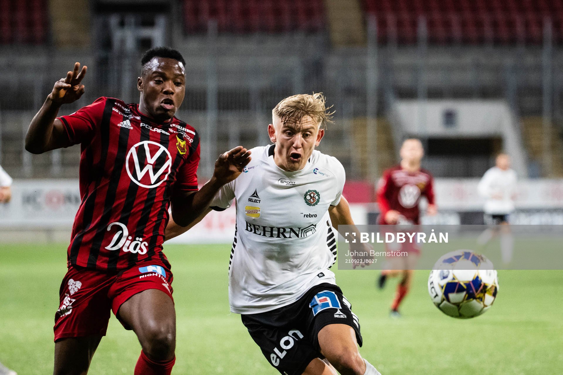 Östersunds Blair Turgott och Örebros Dennis Collander under fotbollsmatchen i Allsvenskan mellan Örebro och Östersund den 22 september 2021 i Örebro.