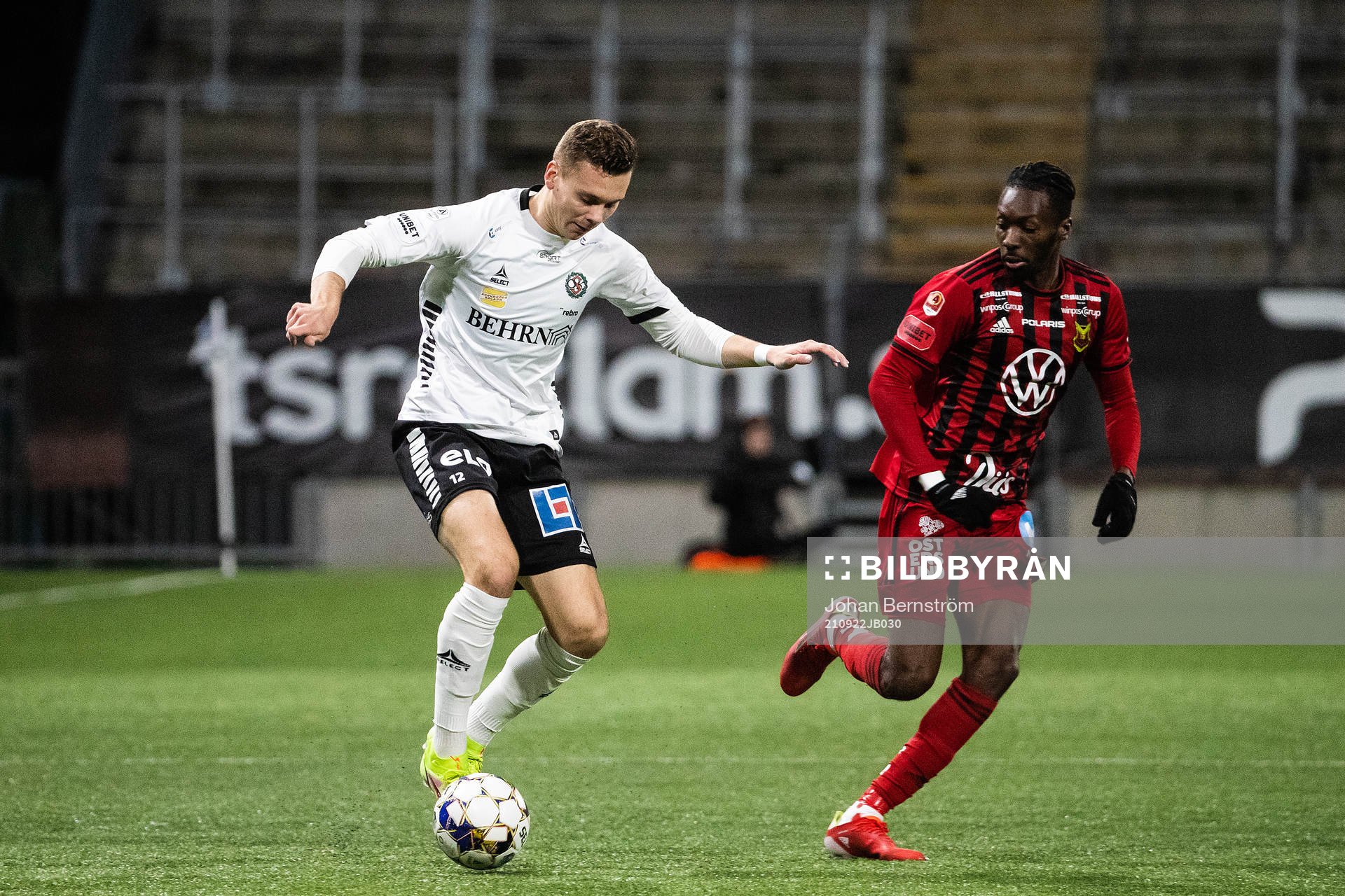 Örebros Jake Larsson och Östersunds Blair Turgott