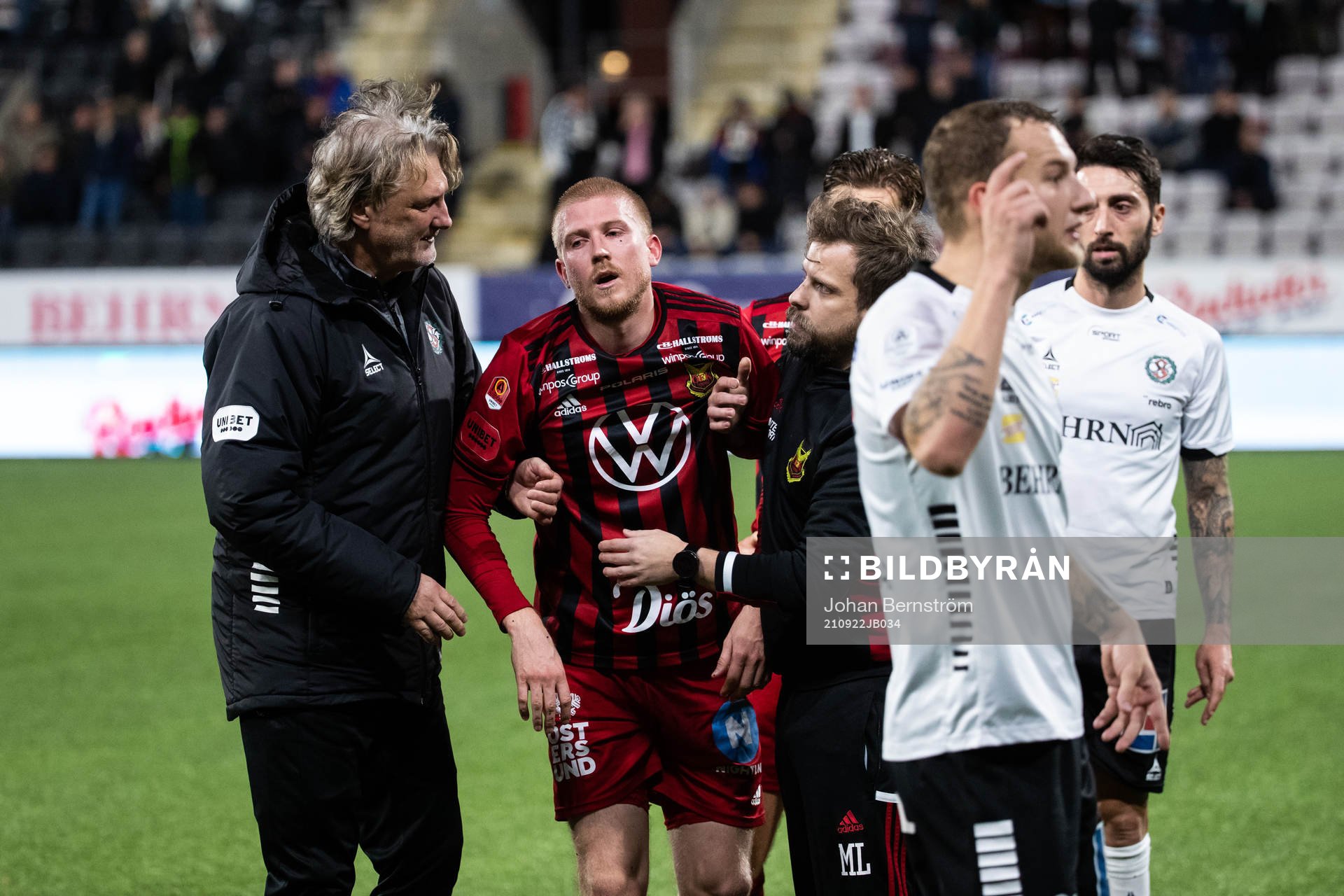 Östersunds Simon Kroon tas av planen skadad