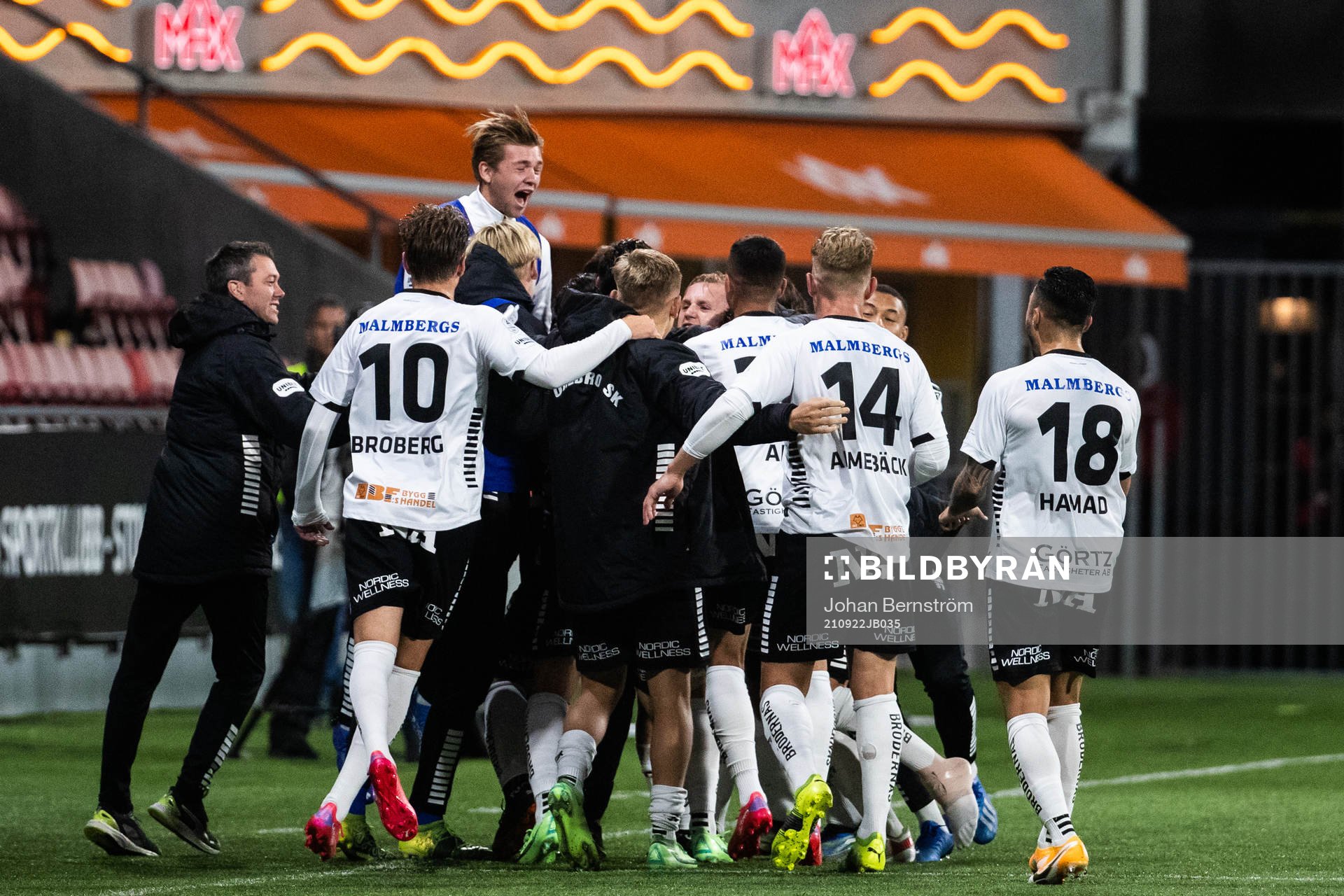 Örebros Nordin Gerzic jublar med tränare Vitor Gazimba
