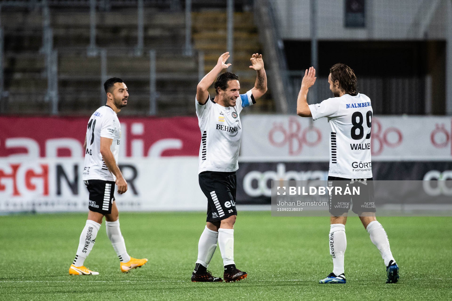 Örebros Nordin Gerzic och Kevin Walker jublar