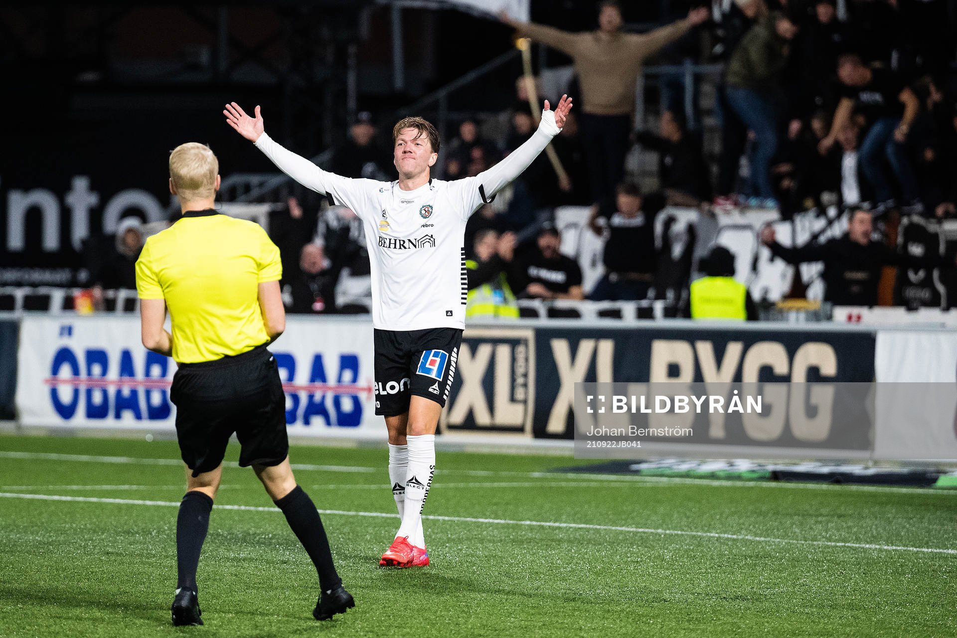 Örebros Martin Broberg jublar