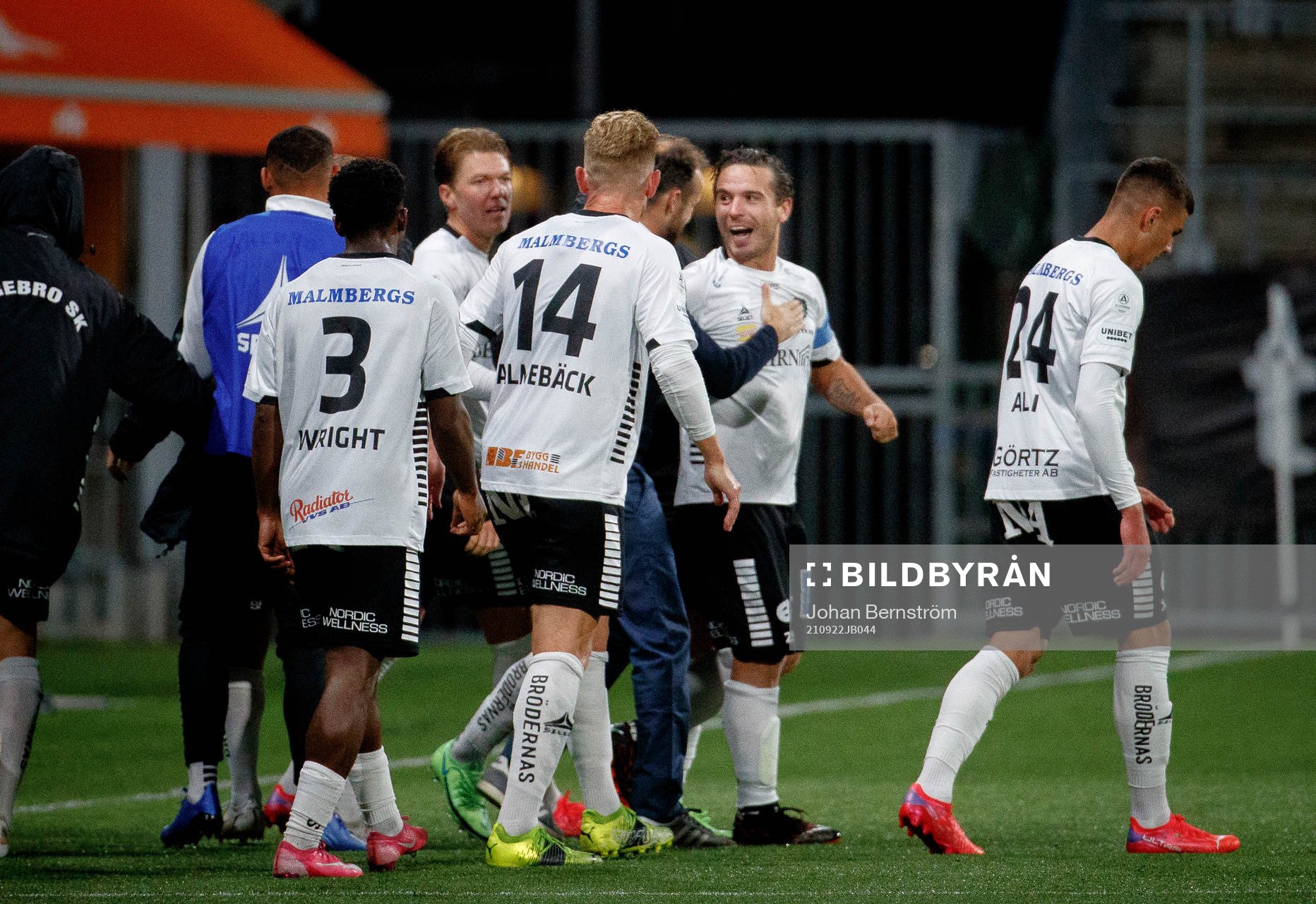 Örebros Nordin Gerzic jublar med tränare Vitor Gazimba