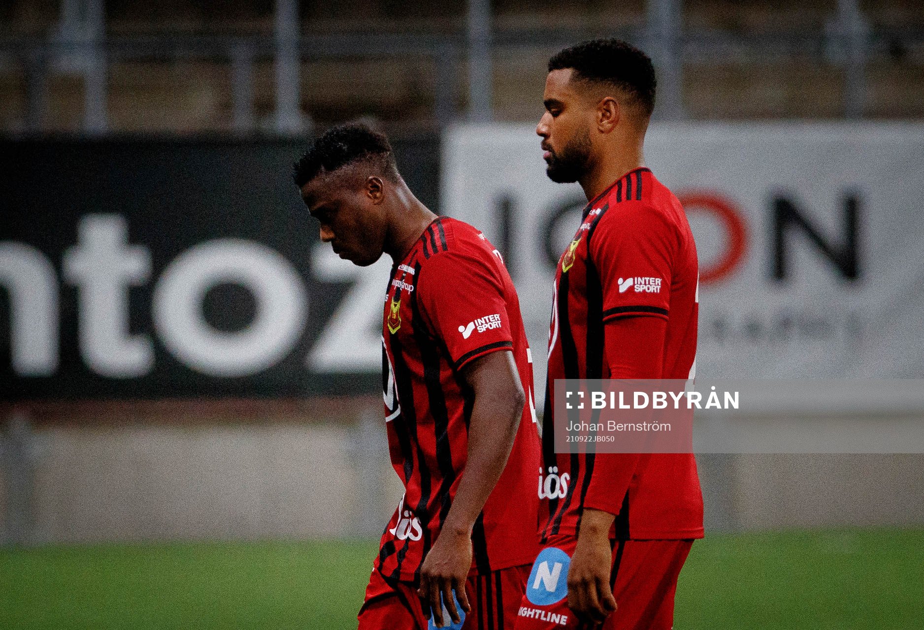 Östersunds Blair Turgott och Noah Sonko Sundberg deppar