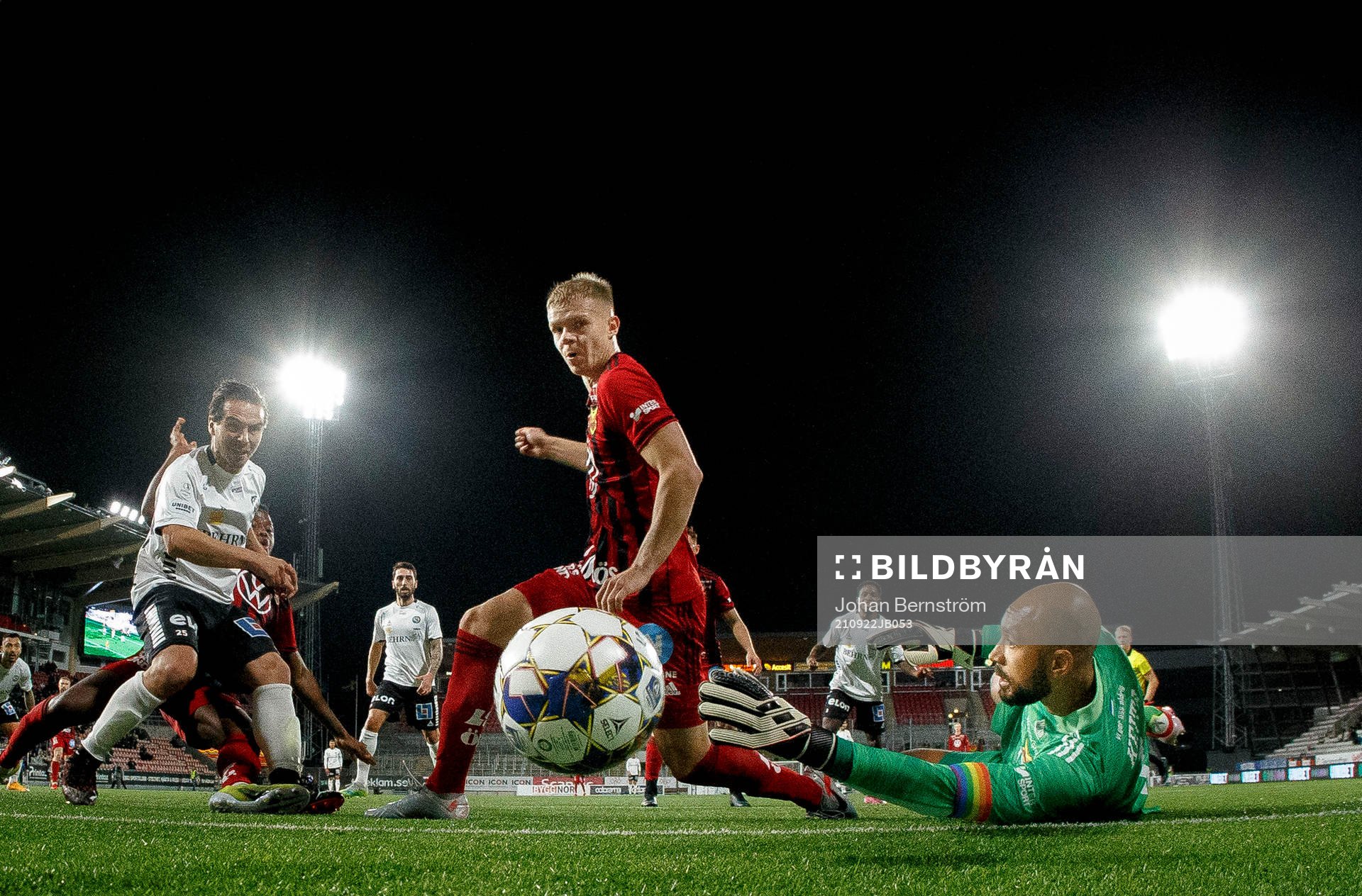 Örebros Nordin Gerzic gör 1-0 på Östersunds målvakt