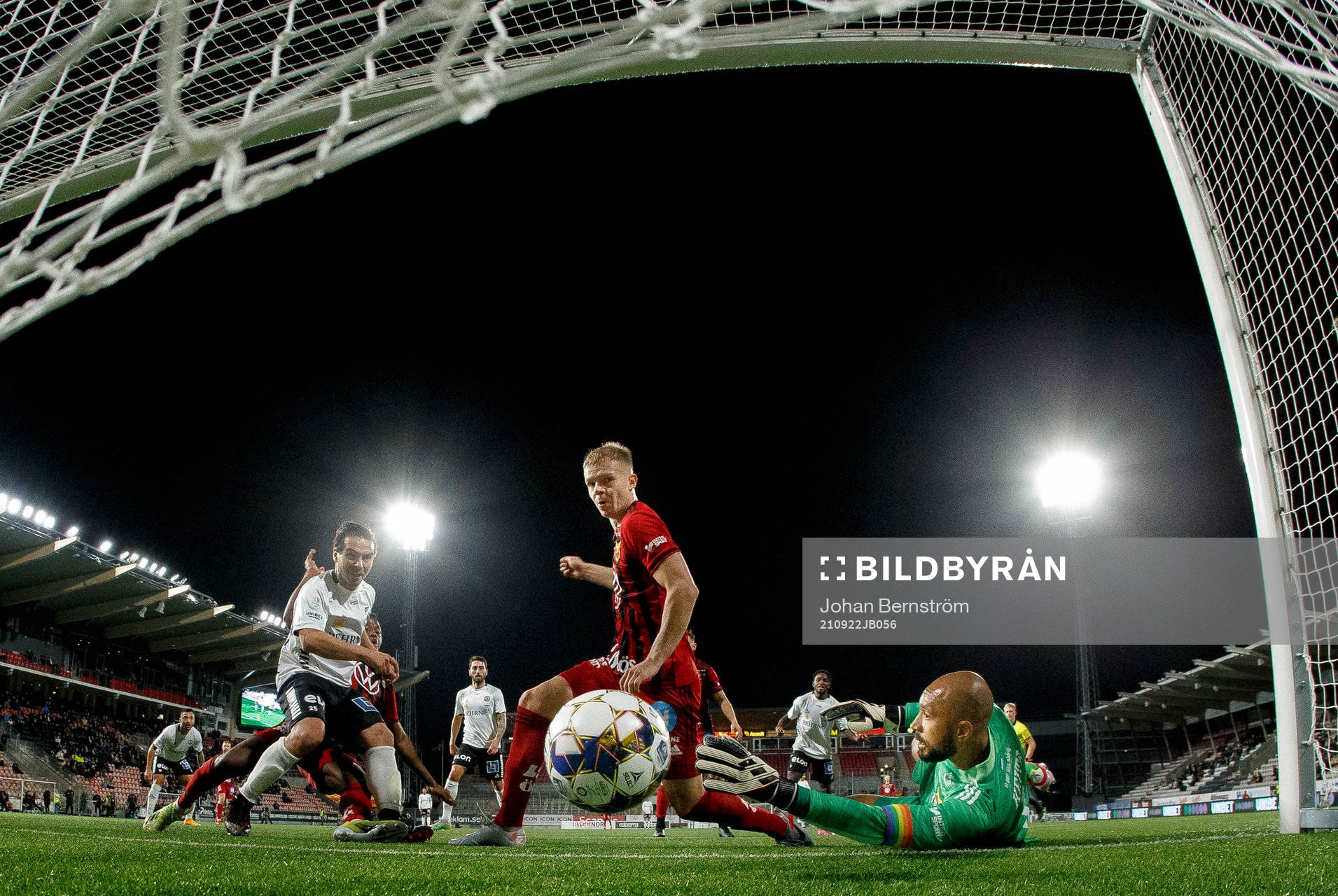 Örebros Nordin Gerzic gör 1-0 på Östersunds målvakt