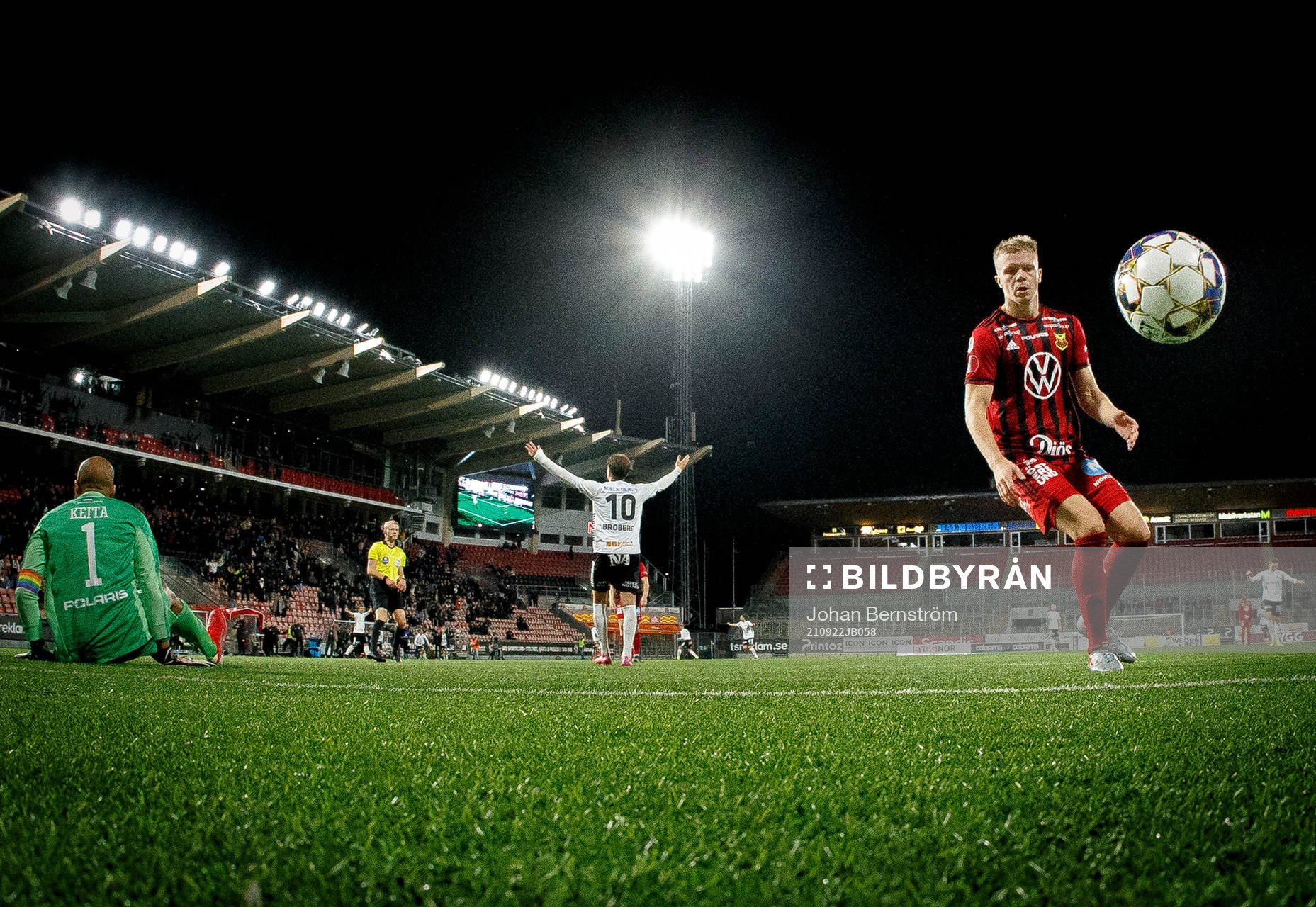 Örebros Martin Broberg gör 2-0 målvakt Aly Keita och